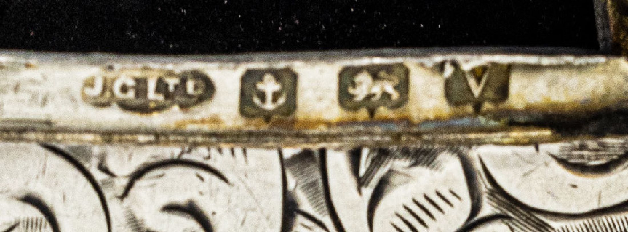 Detail a: Streichholzetui, Birmingham 1920, 925er Silber, floral grav., Anhängeöse