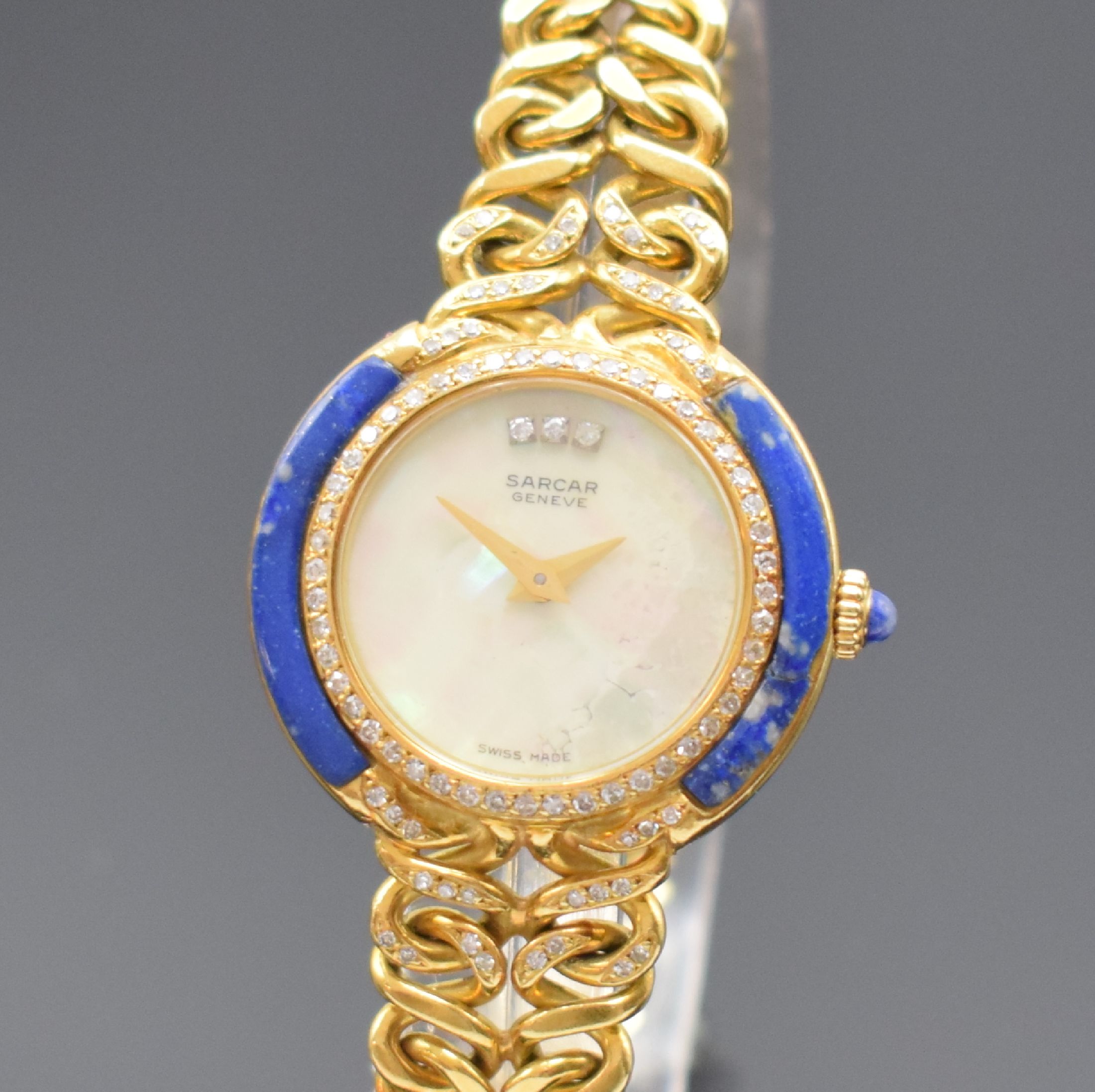 Detail a: SARCAR Damenarmbanduhr in GG 750/000, Schweiz um 1980, Handaufzug, Kettengliederband in GG 750/000, 2-teil. Gehäuse mit Lapislazuli besch., Lünette ...