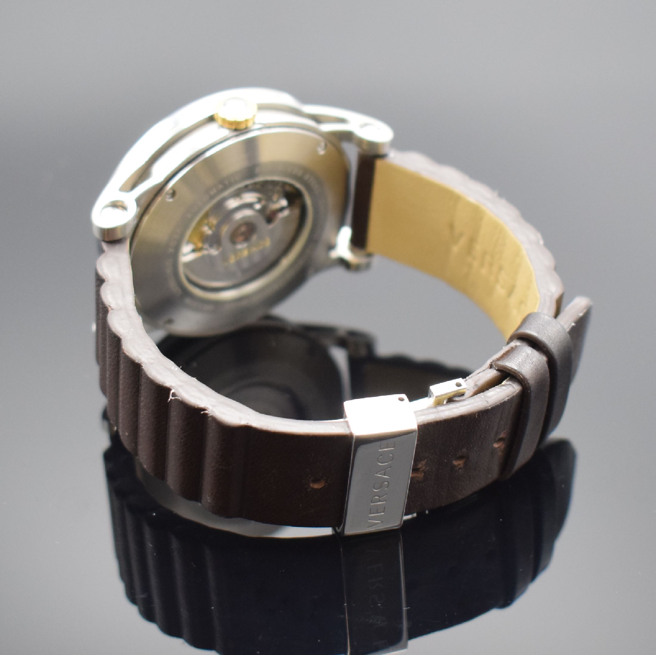 Detail b: VERSACE Theros Herrenarmbanduhr in Stahl, Schweiz um 2020, Automatik, beids. vergl. Geh., orig. Lederband m. dopp. Faltschl., Boden 4 -fach verschr., ...