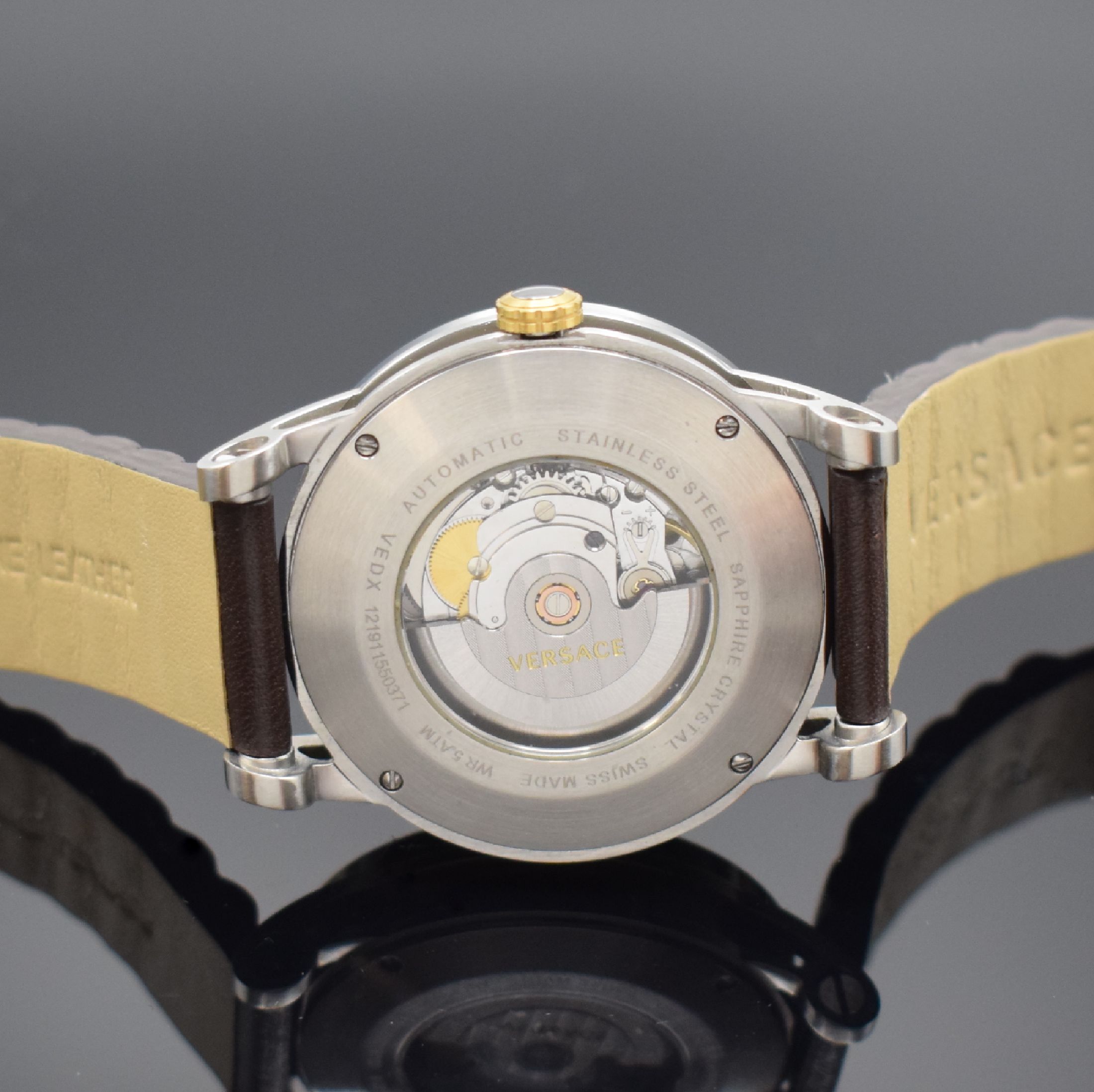 Detail d: VERSACE Theros Herrenarmbanduhr in Stahl, Schweiz um 2020, Automatik, beids. vergl. Geh., orig. Lederband m. dopp. Faltschl., Boden 4 -fach verschr., ...