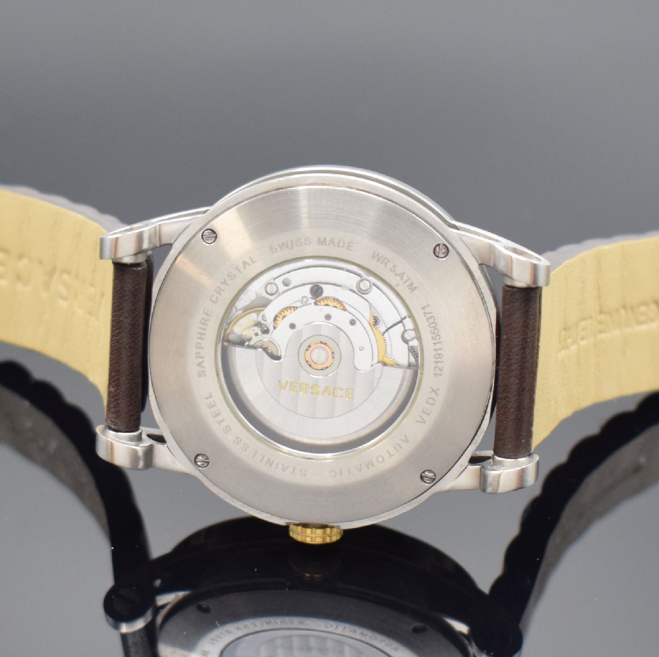 Detail e: VERSACE Theros Herrenarmbanduhr in Stahl, Schweiz um 2020, Automatik, beids. vergl. Geh., orig. Lederband m. dopp. Faltschl., Boden 4 -fach verschr., ...