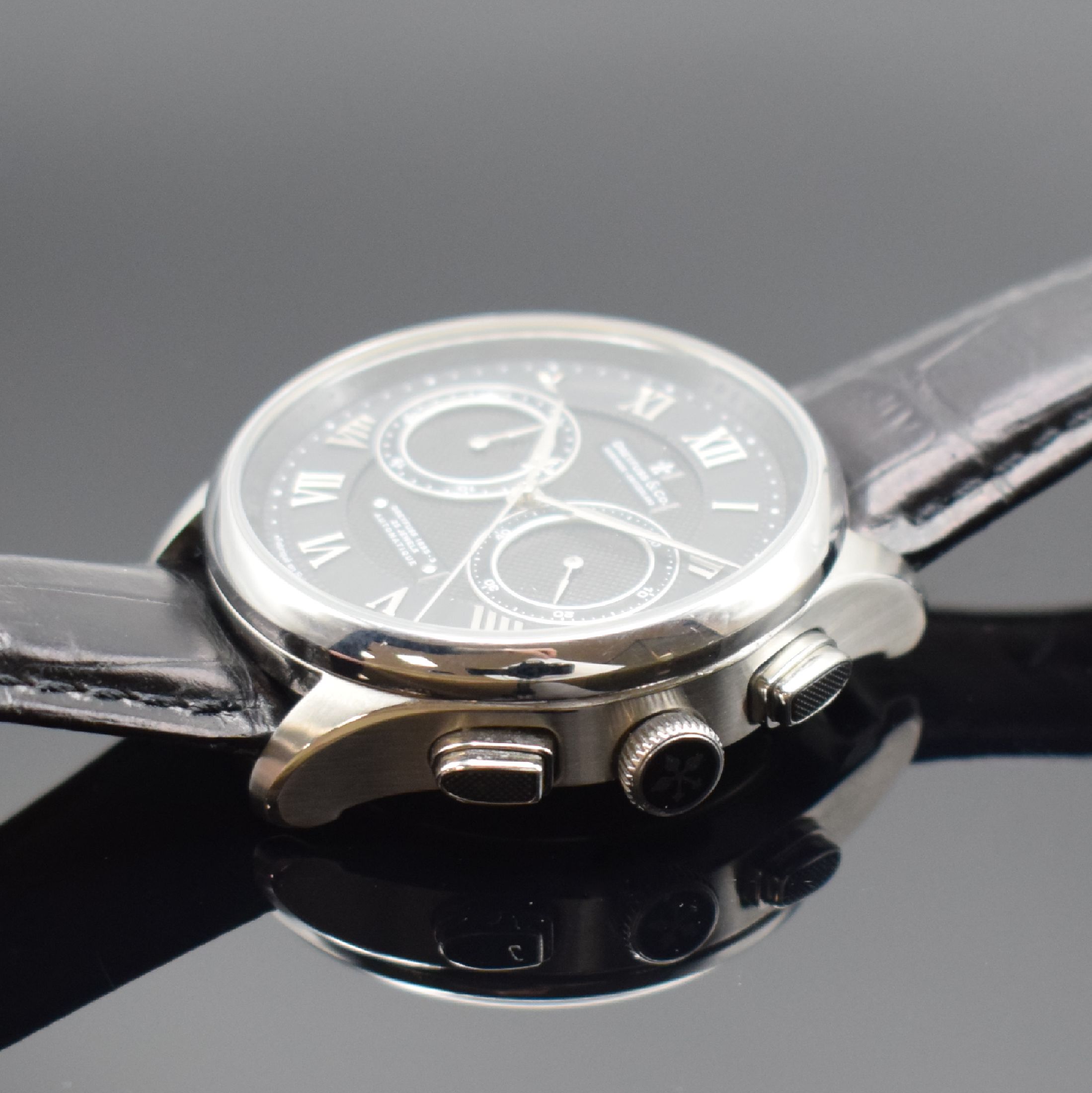 Detail c: DREYFUSS & Co. Hand Made Herrenarmbanduhr mit Chronograph, Schweiz um 2020, Automatik, beids. vergl., verschr. Stahlgeh. inkl. orig. Lederband m. ...