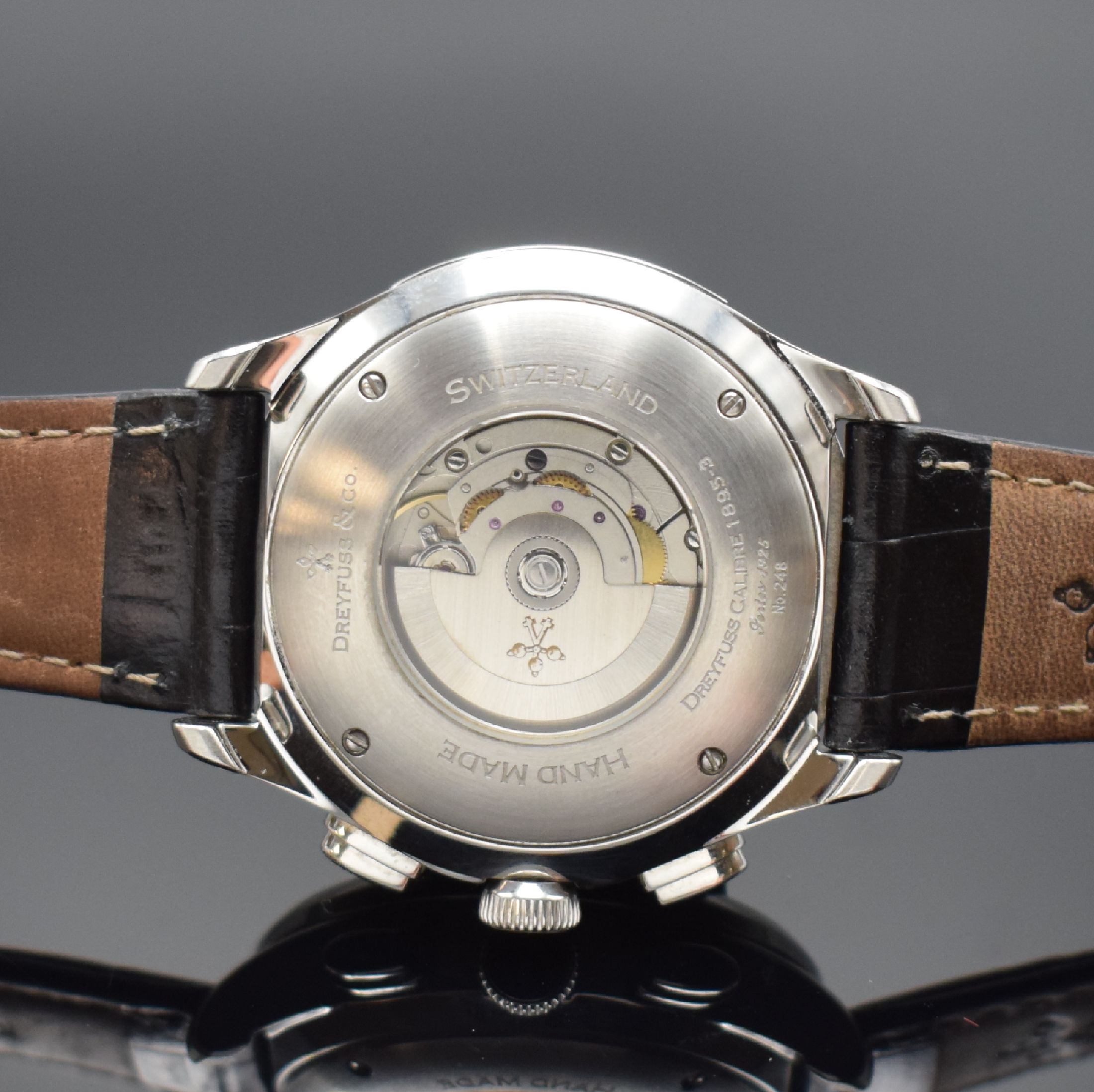 Detail e: DREYFUSS & Co. Hand Made Herrenarmbanduhr mit Chronograph, Schweiz um 2020, Automatik, beids. vergl., verschr. Stahlgeh. inkl. orig. Lederband m. ...