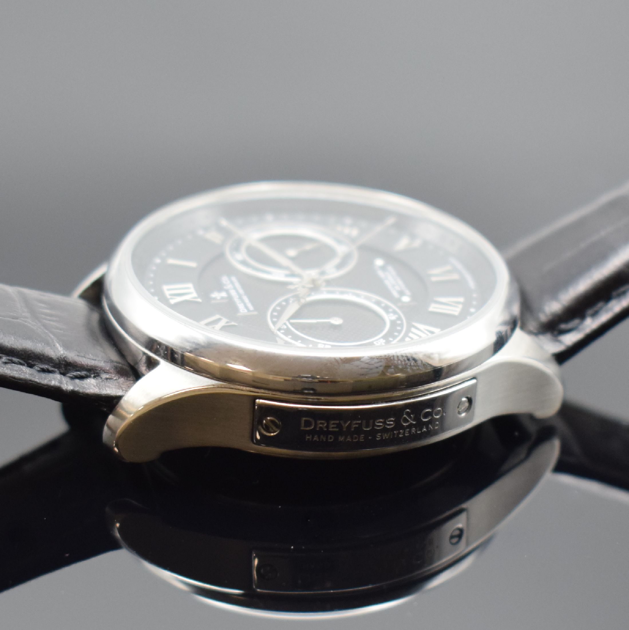 Detail f: DREYFUSS & Co. Hand Made Herrenarmbanduhr mit Chronograph, Schweiz um 2020, Automatik, beids. vergl., verschr. Stahlgeh. inkl. orig. Lederband m. ...