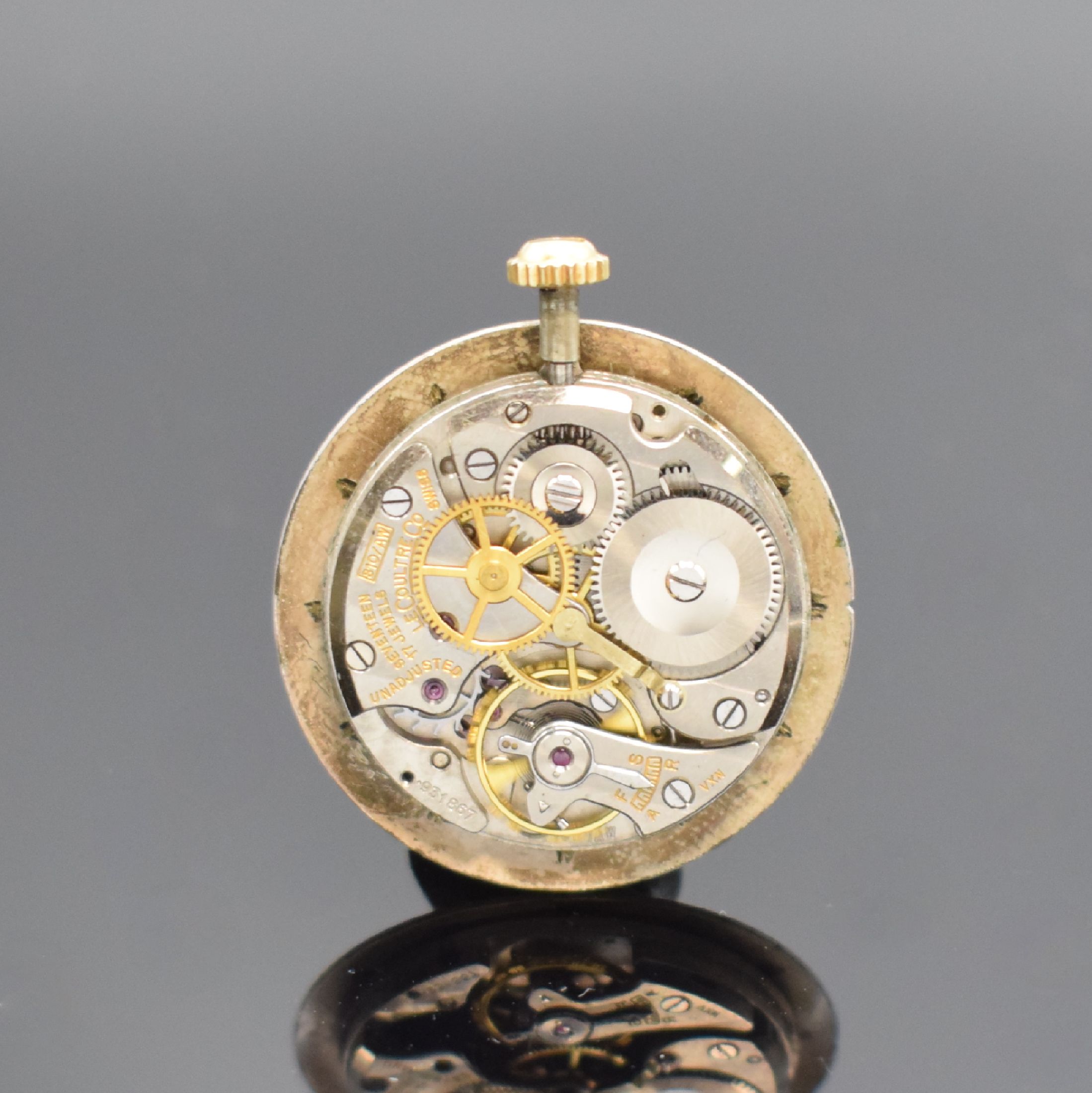 Detail d: LeCOULTRE Herrenarmbanduhr in GG 585/000, Schweiz für US-Markt, um 1950, Handaufzug, Boden aufgedr., silb. Zifferbl. m. zentraler Drehscheibe f. ...
