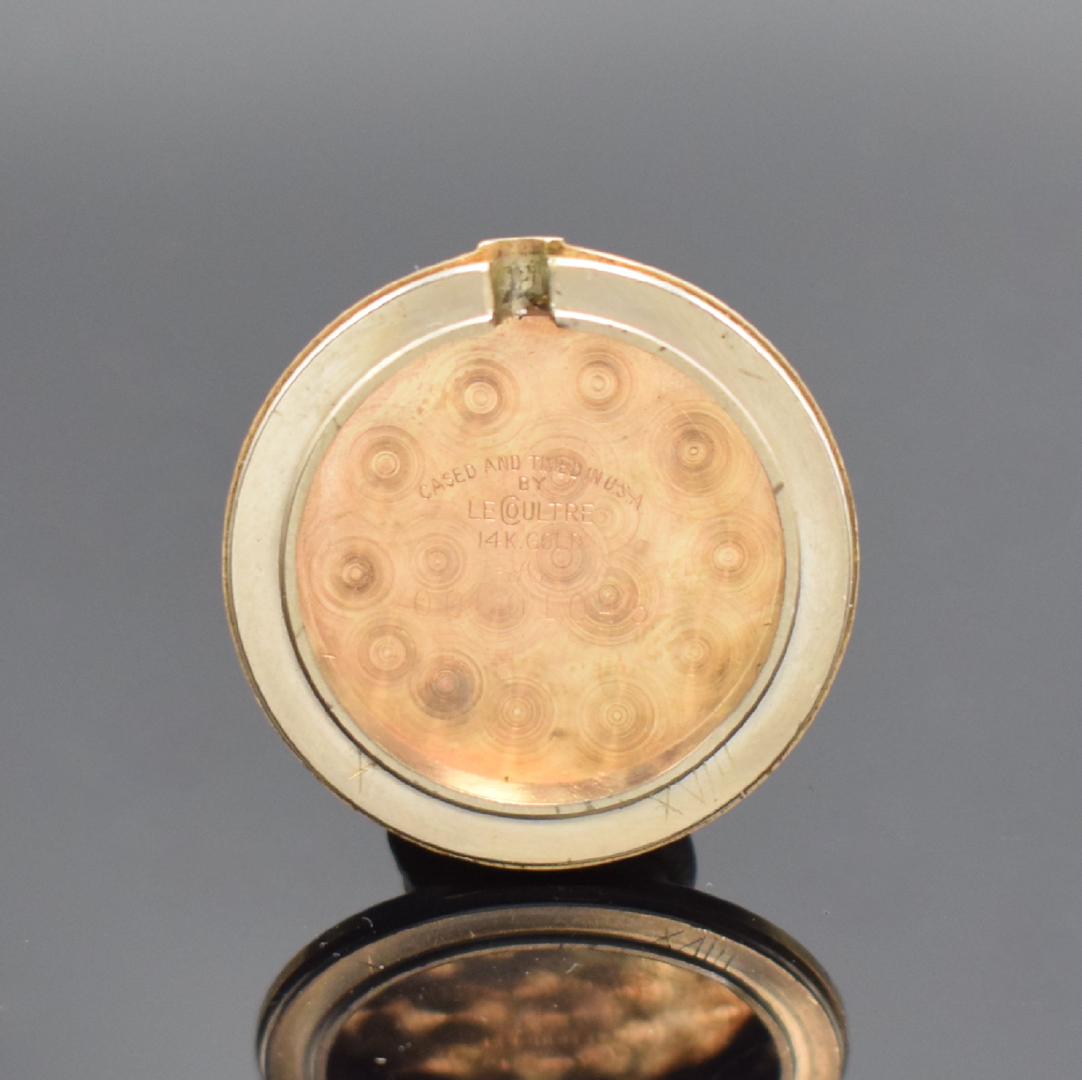 Detail e: LeCOULTRE Herrenarmbanduhr in GG 585/000, Schweiz für US-Markt, um 1950, Handaufzug, Boden aufgedr., silb. Zifferbl. m. zentraler Drehscheibe f. ...