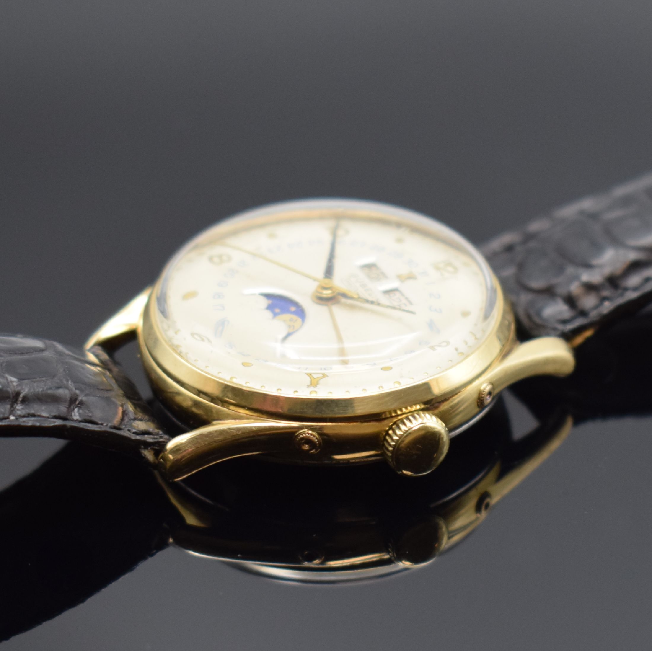 Detail b: GÜBELIN Ipso-Matic Herrenarmbanduhr mit Vollkalender, Schweiz um 1950, Automatik, verg. Geh., Boden und Lünette aufgedr., Korrekturdr. seitl. im ...