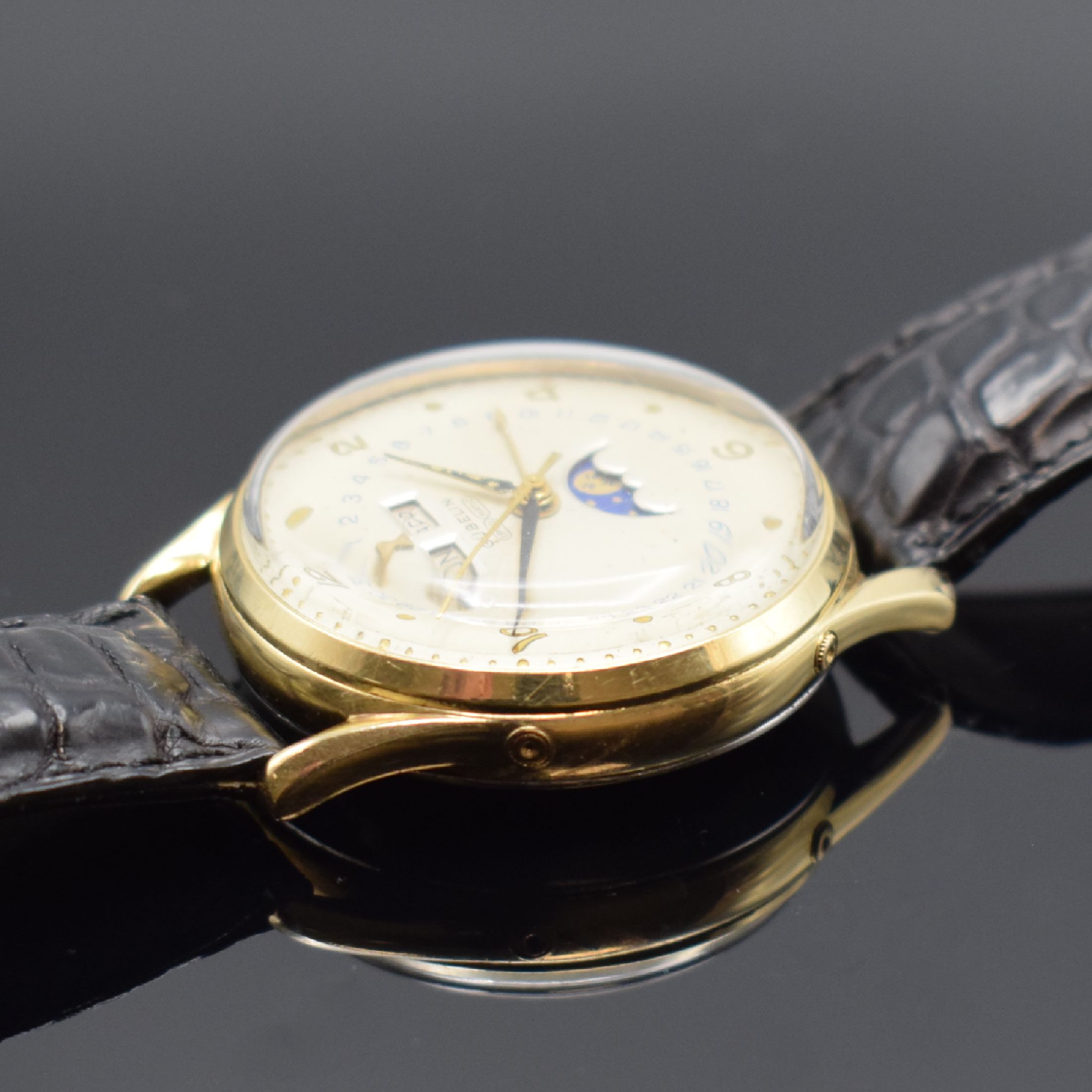 Detail c: GÜBELIN Ipso-Matic Herrenarmbanduhr mit Vollkalender, Schweiz um 1950, Automatik, verg. Geh., Boden und Lünette aufgedr., Korrekturdr. seitl. im ...