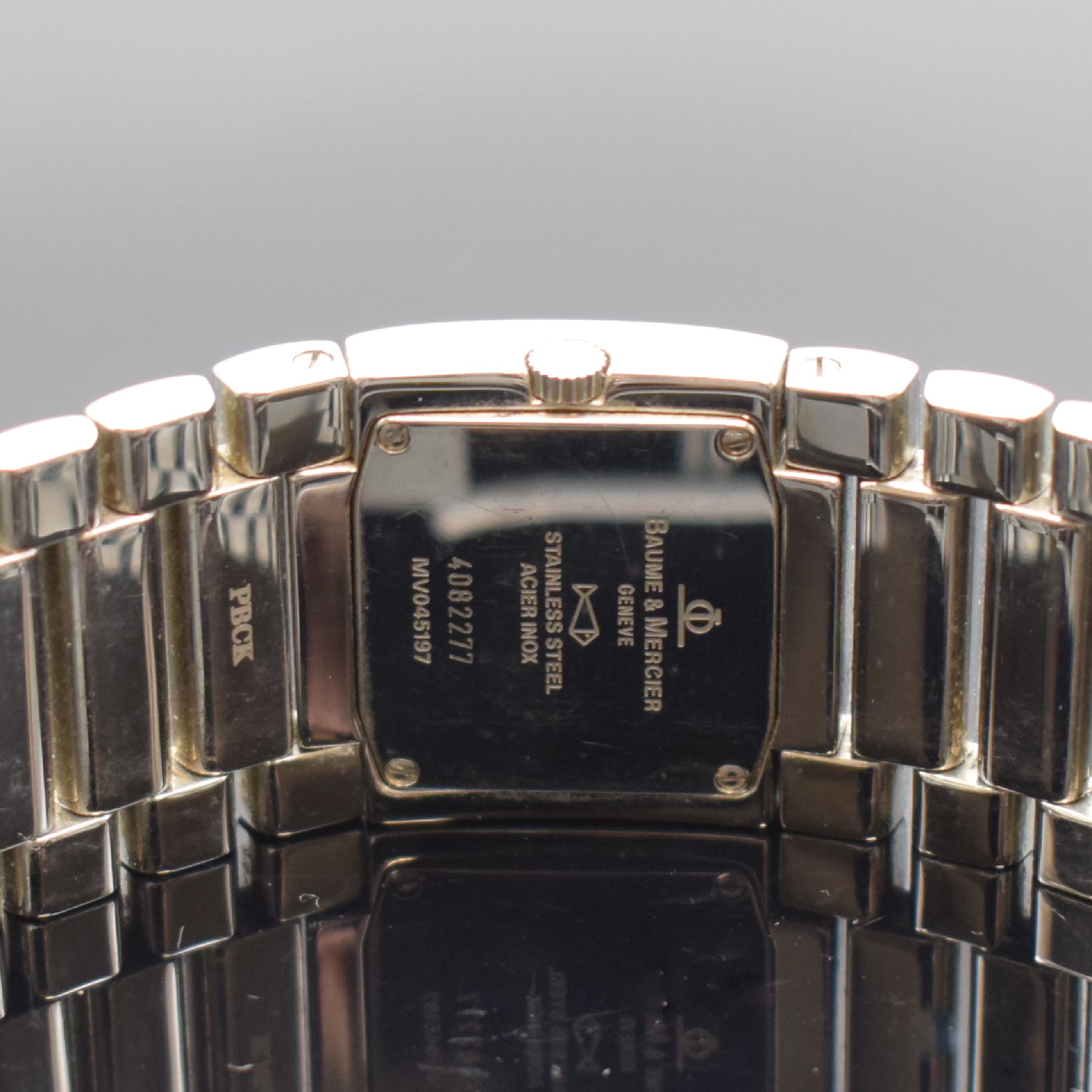 Detail d: BAUME & MERCIER Catwalk Damenarmbanduhr Referenz MV045197, Schweiz um 2005, quarz, Edelstahlgeh., Boden 4-fach verschr., Gliederband m. dopp. ...