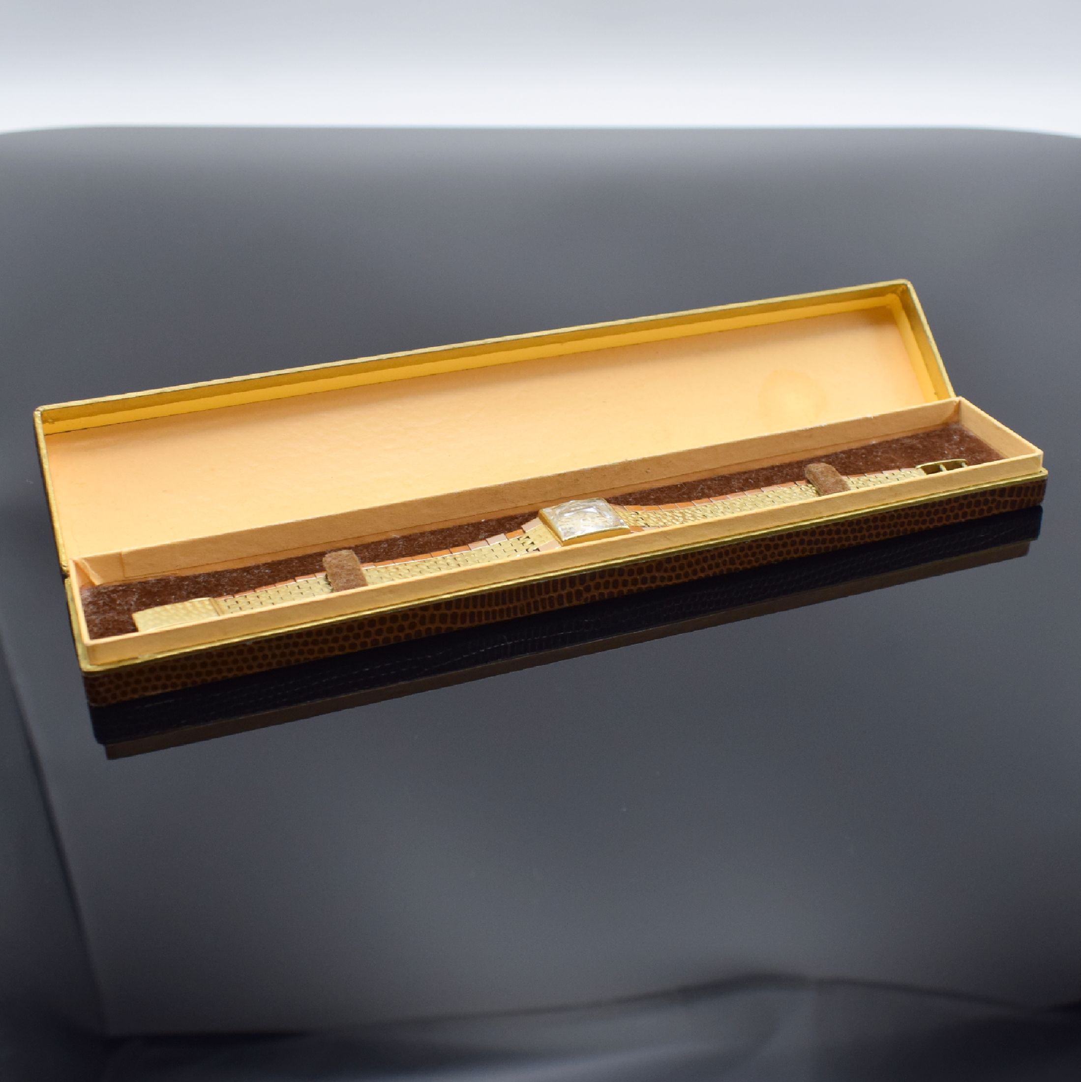 Detail d: CITO Damenarmbanduhr in GG 585/000, Schweiz um 1960, Handaufzug, Boden aufgedr., Band in GG/RG 585/000, Glas facett., silb. Zifferbl. altersb. ...