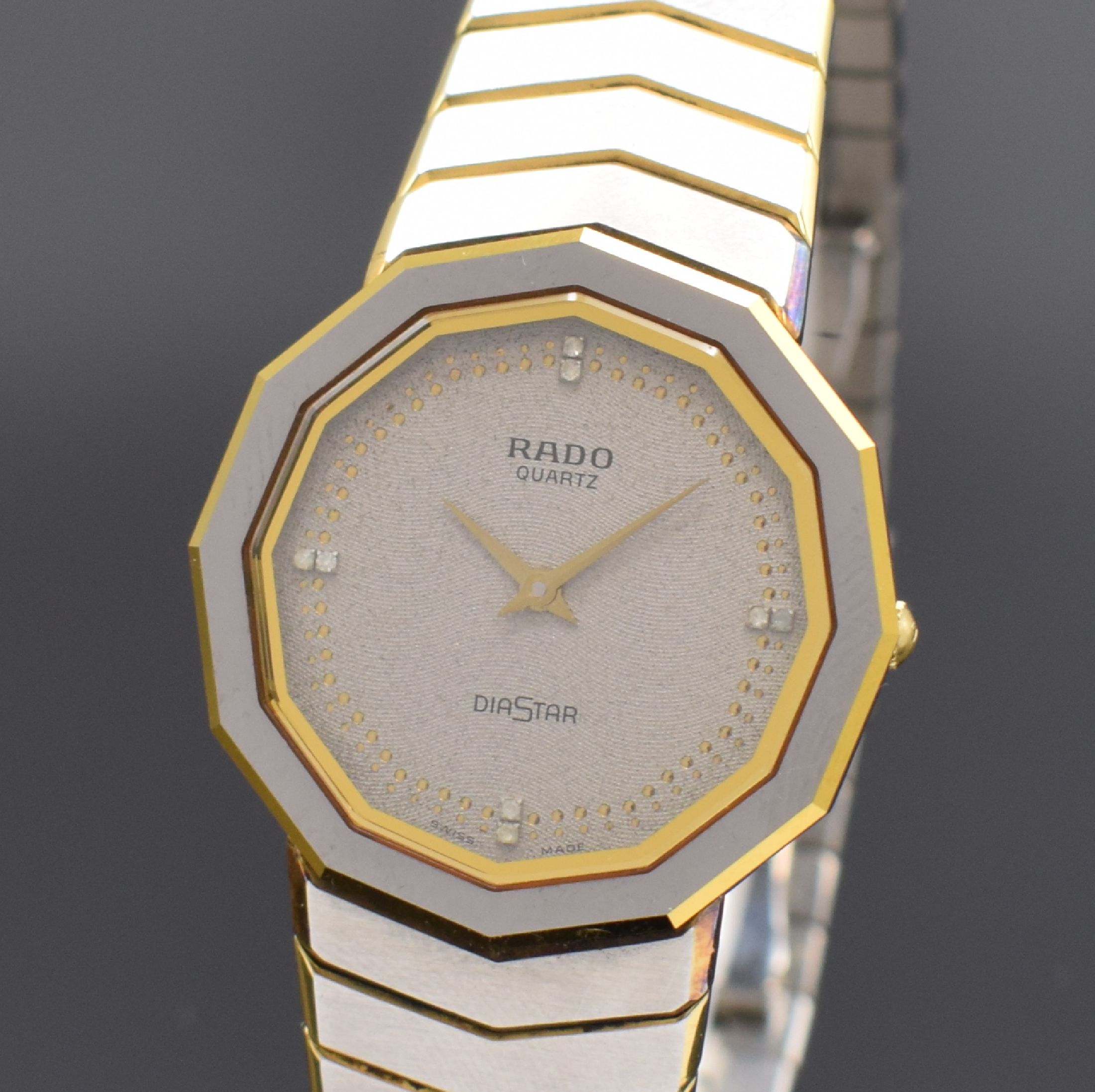 Detail a: RADO Diastar Damenarmbanduhr, Schweiz um 1985, quarz, Edelstahl teils verg., Gliederband m. dopp. Faltschl., silb. Zifferbl. m. gold. Minuterie, ...