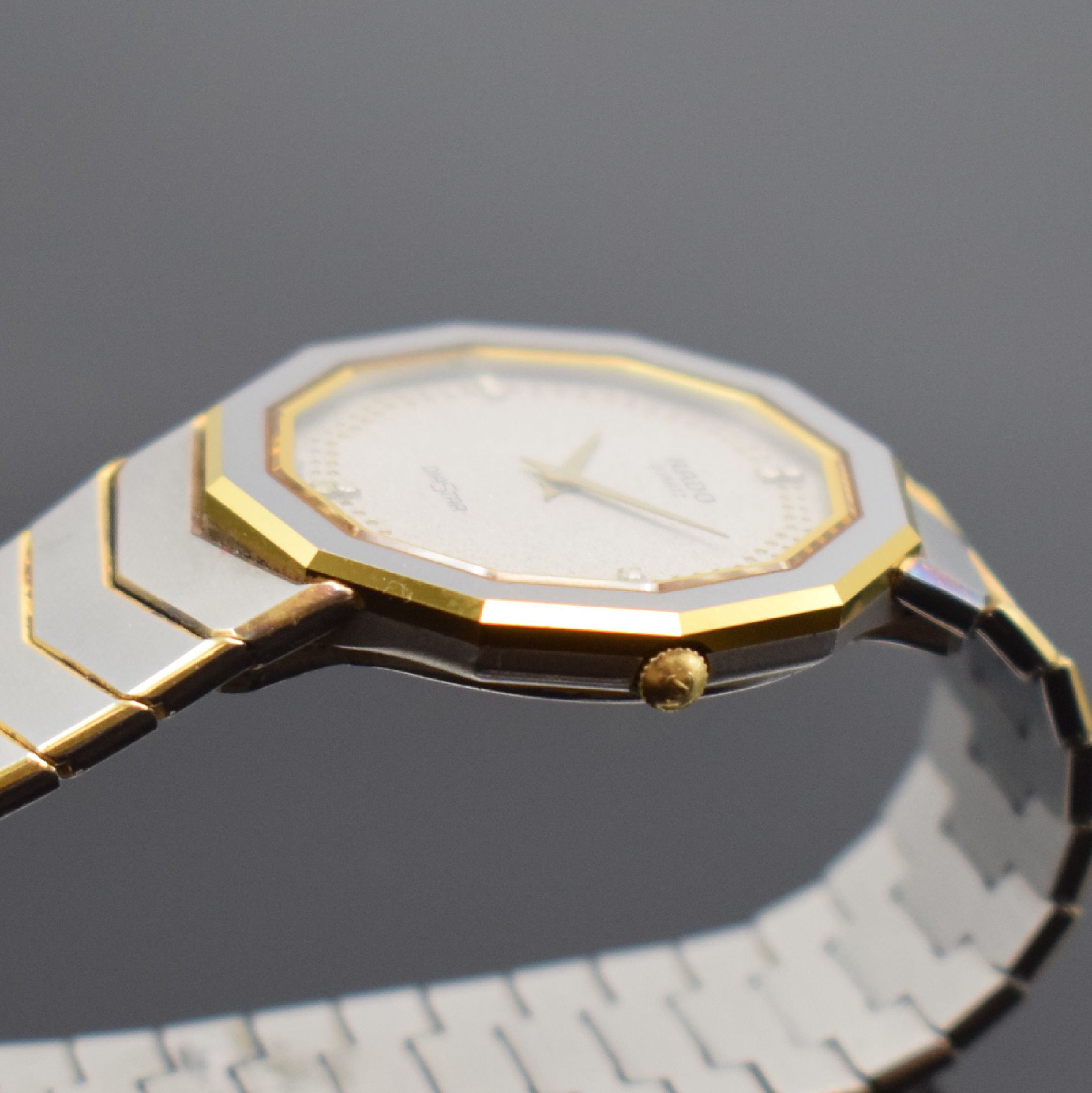 Detail c: RADO Diastar Damenarmbanduhr, Schweiz um 1985, quarz, Edelstahl teils verg., Gliederband m. dopp. Faltschl., silb. Zifferbl. m. gold. Minuterie, ...