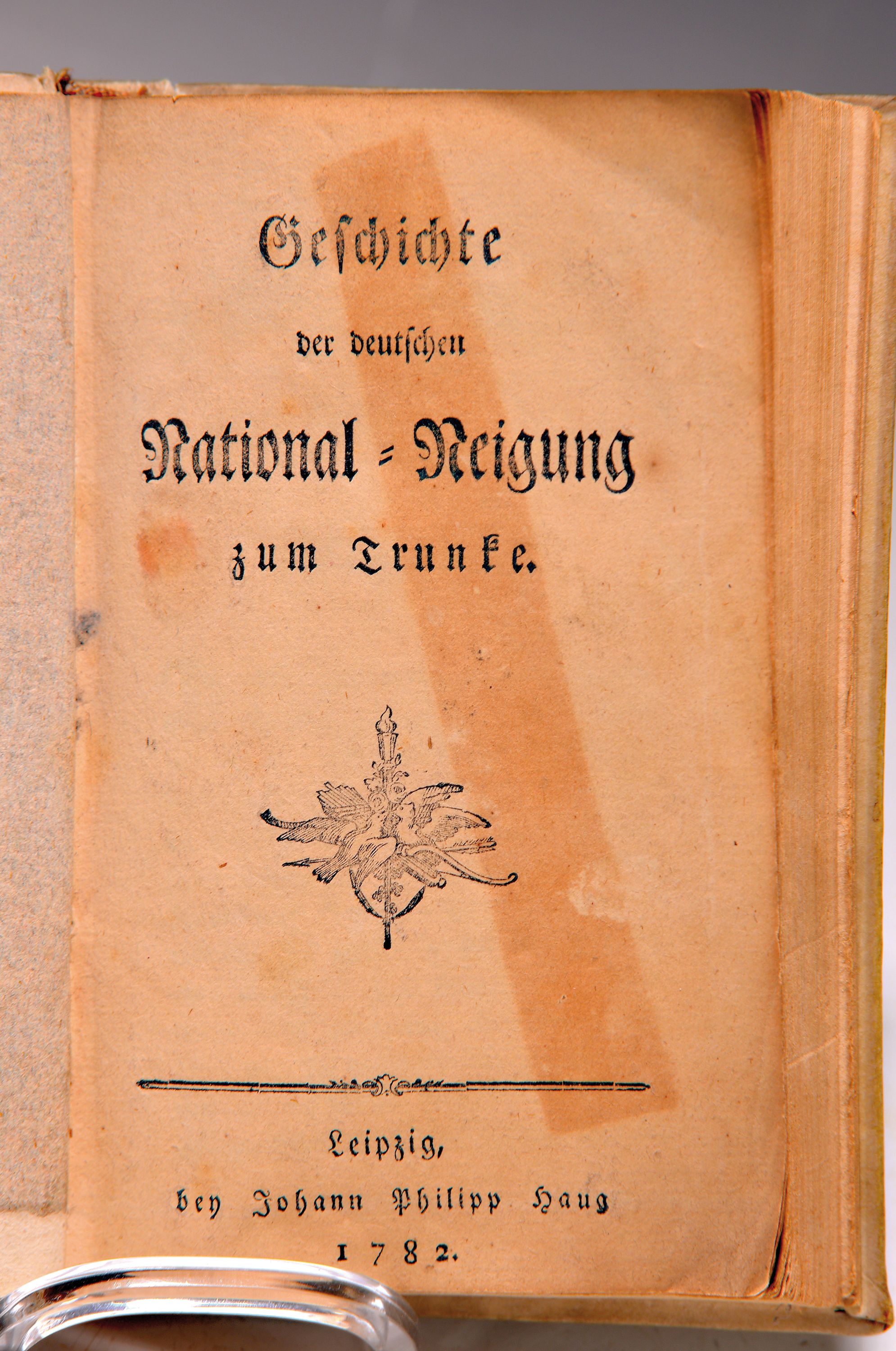 Detail k: Johann Wilhelm Petersen: Geschichte der deutschen National-Neigung zum Trunke, Leipzig, Johann Philipp Haug, 1782 (Erstausgabe), 160 S., Ledereinband ...