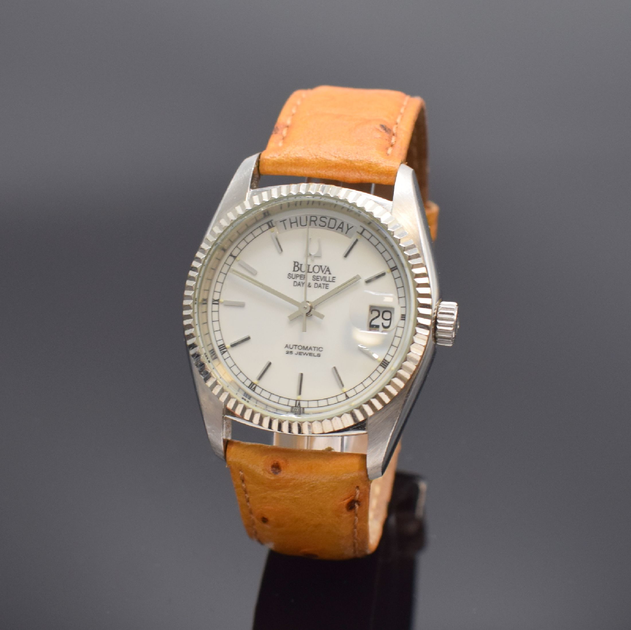 BULOVA Super Seville Day-Date Herrenarmbanduhr in Edelstahl, Schweiz um 1995, Automatik, beids. vergl. Geh., Boden und Krone verschr., weißes ...