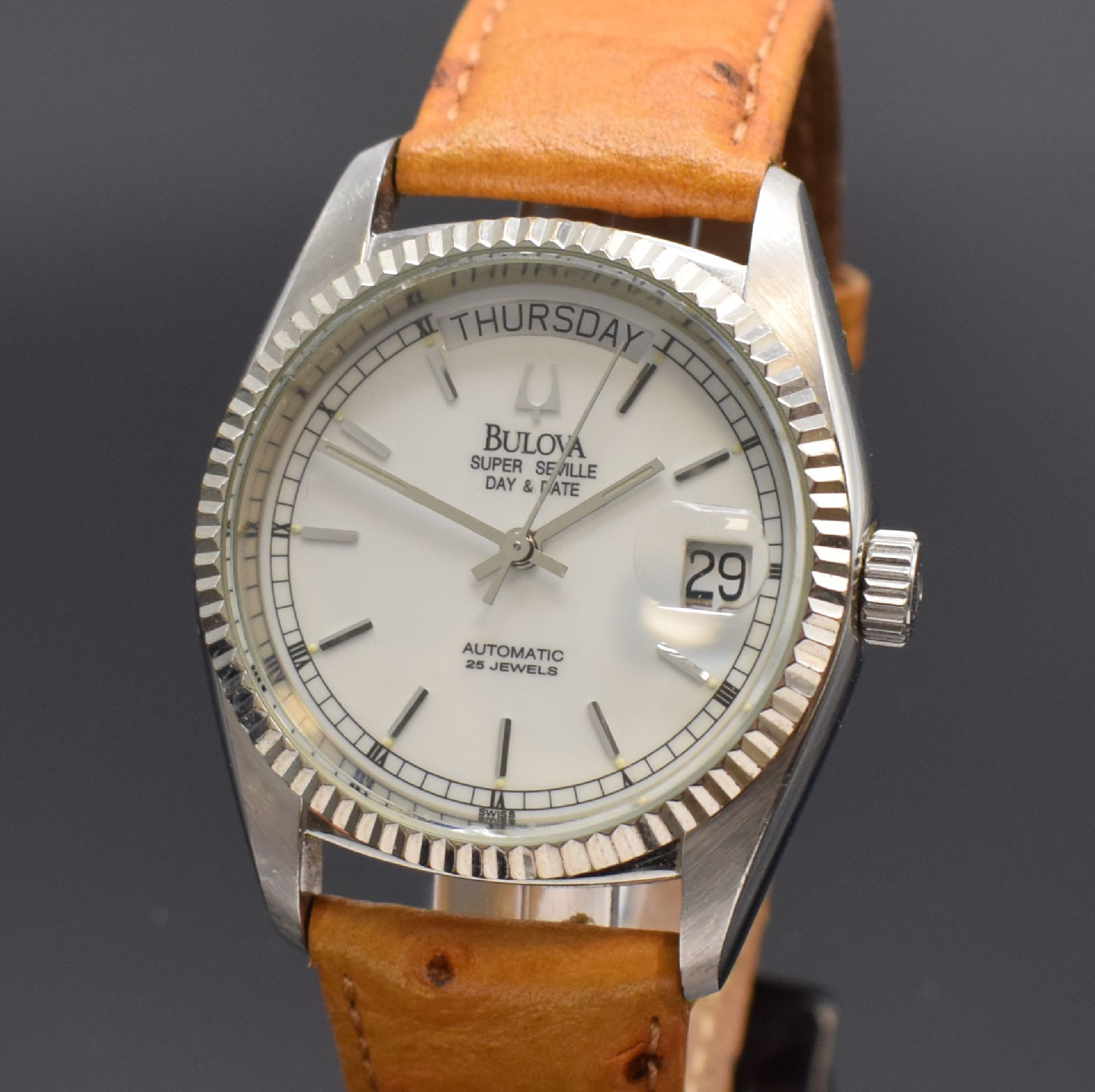 Detail a: BULOVA Super Seville Day-Date Herrenarmbanduhr in Edelstahl, Schweiz um 1995, Automatik, beids. vergl. Geh., Boden und Krone verschr., weißes ...