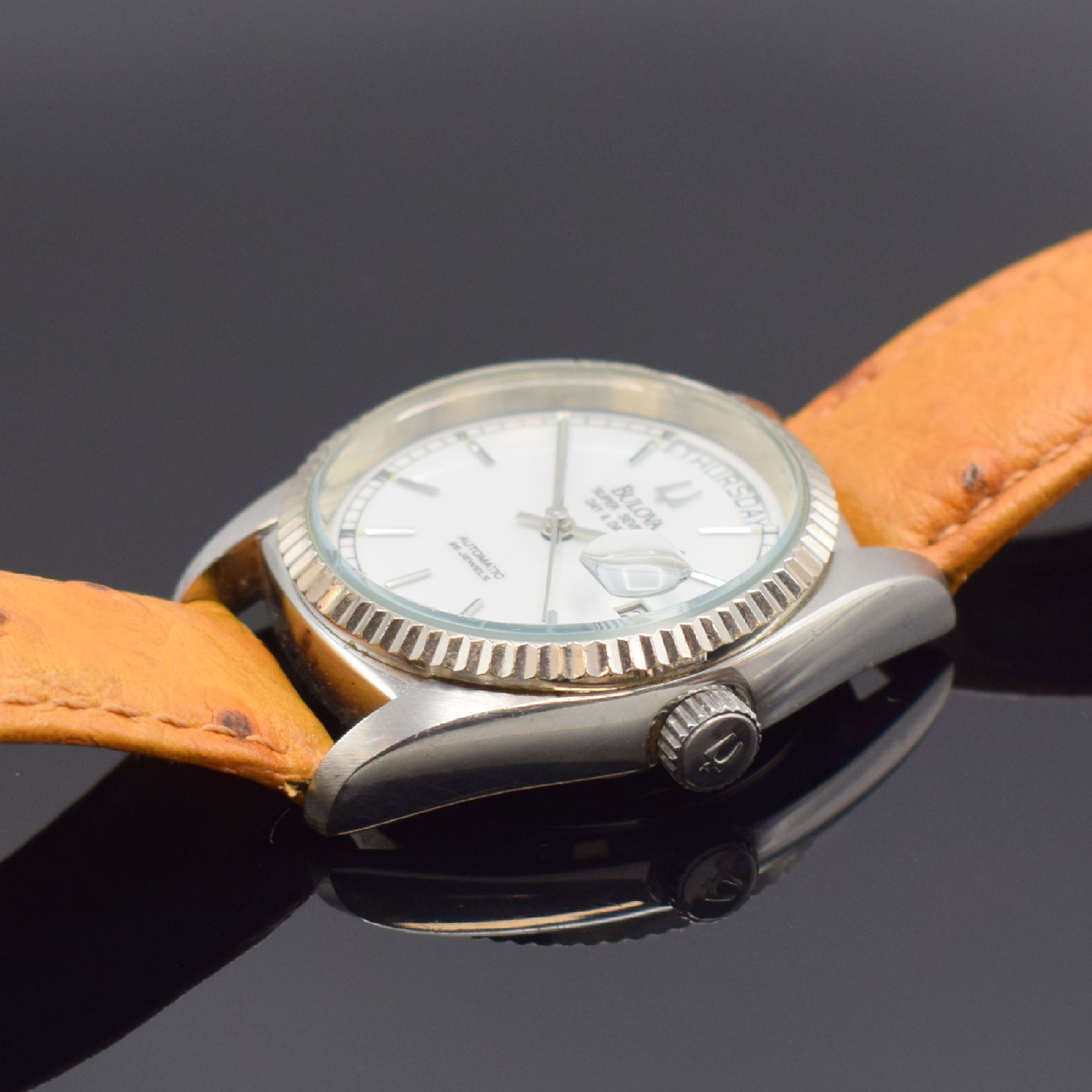 Detail b: BULOVA Super Seville Day-Date Herrenarmbanduhr in Edelstahl, Schweiz um 1995, Automatik, beids. vergl. Geh., Boden und Krone verschr., weißes ...