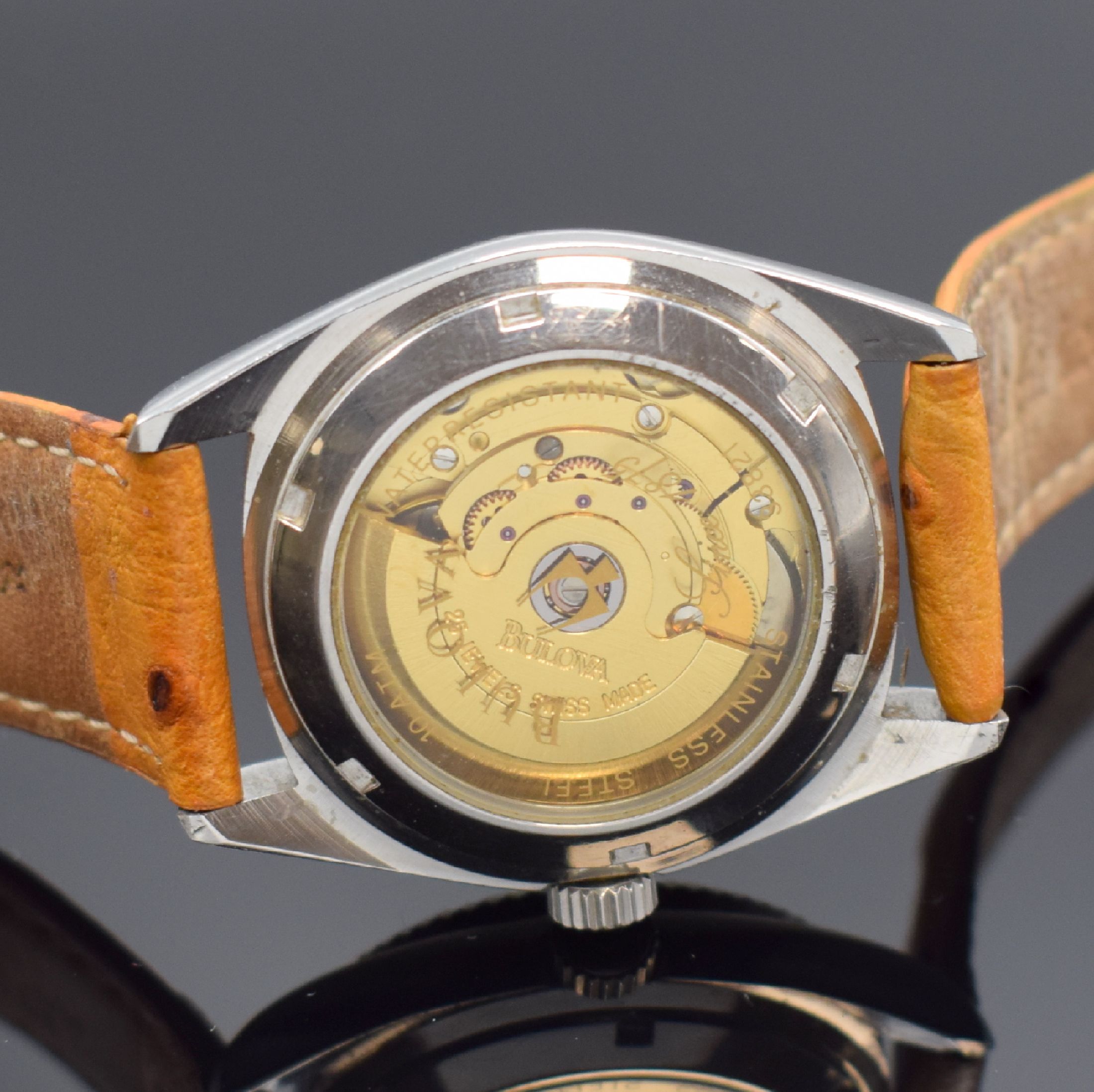 Detail d: BULOVA Super Seville Day-Date Herrenarmbanduhr in Edelstahl, Schweiz um 1995, Automatik, beids. vergl. Geh., Boden und Krone verschr., weißes ...