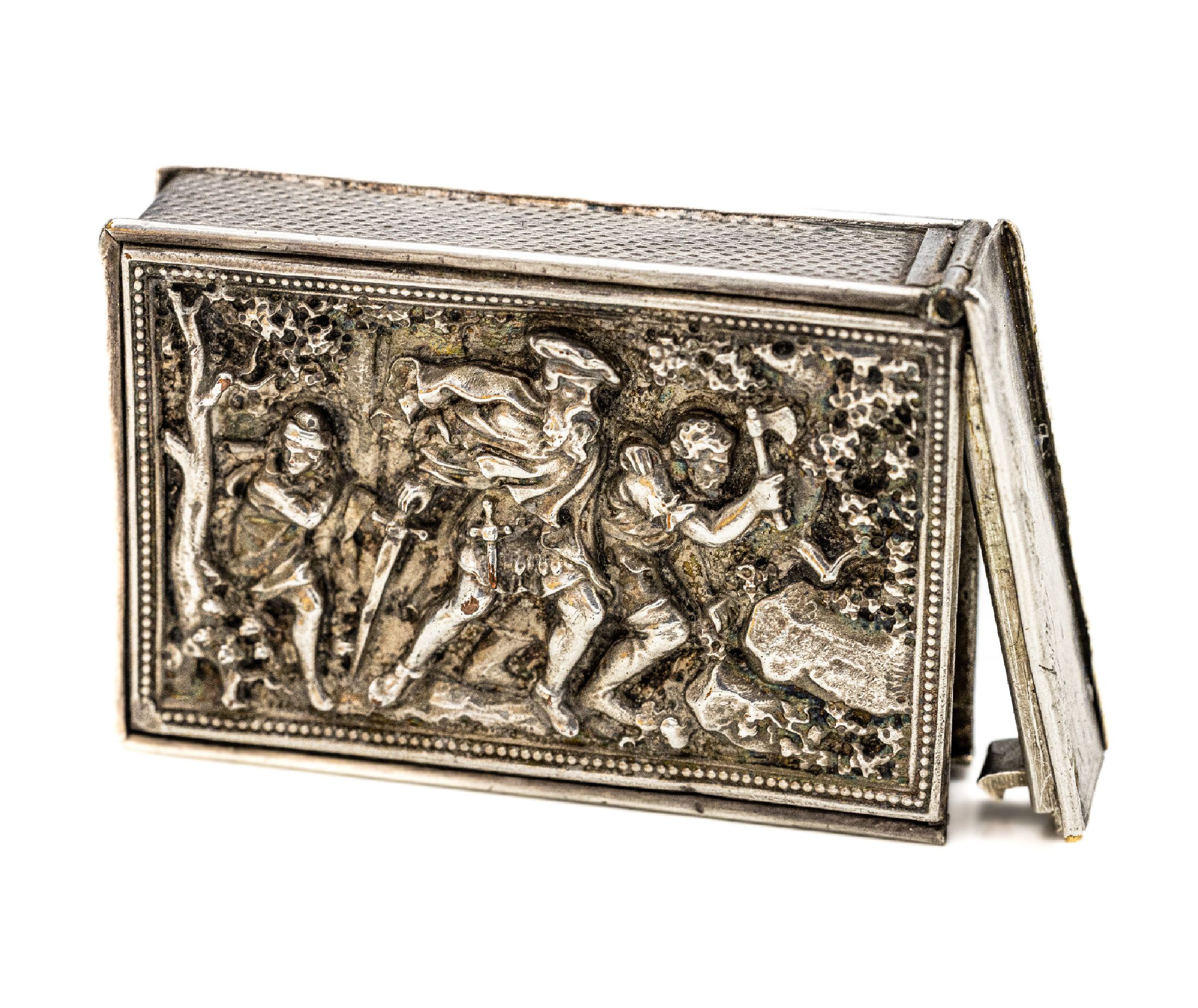 Streichholzetui, Metall versilbert, wohl Hanau um 1900, Schauseite Relief mit kriegerischer Darstellung, ca. 6 x 4 x 1.5 cm