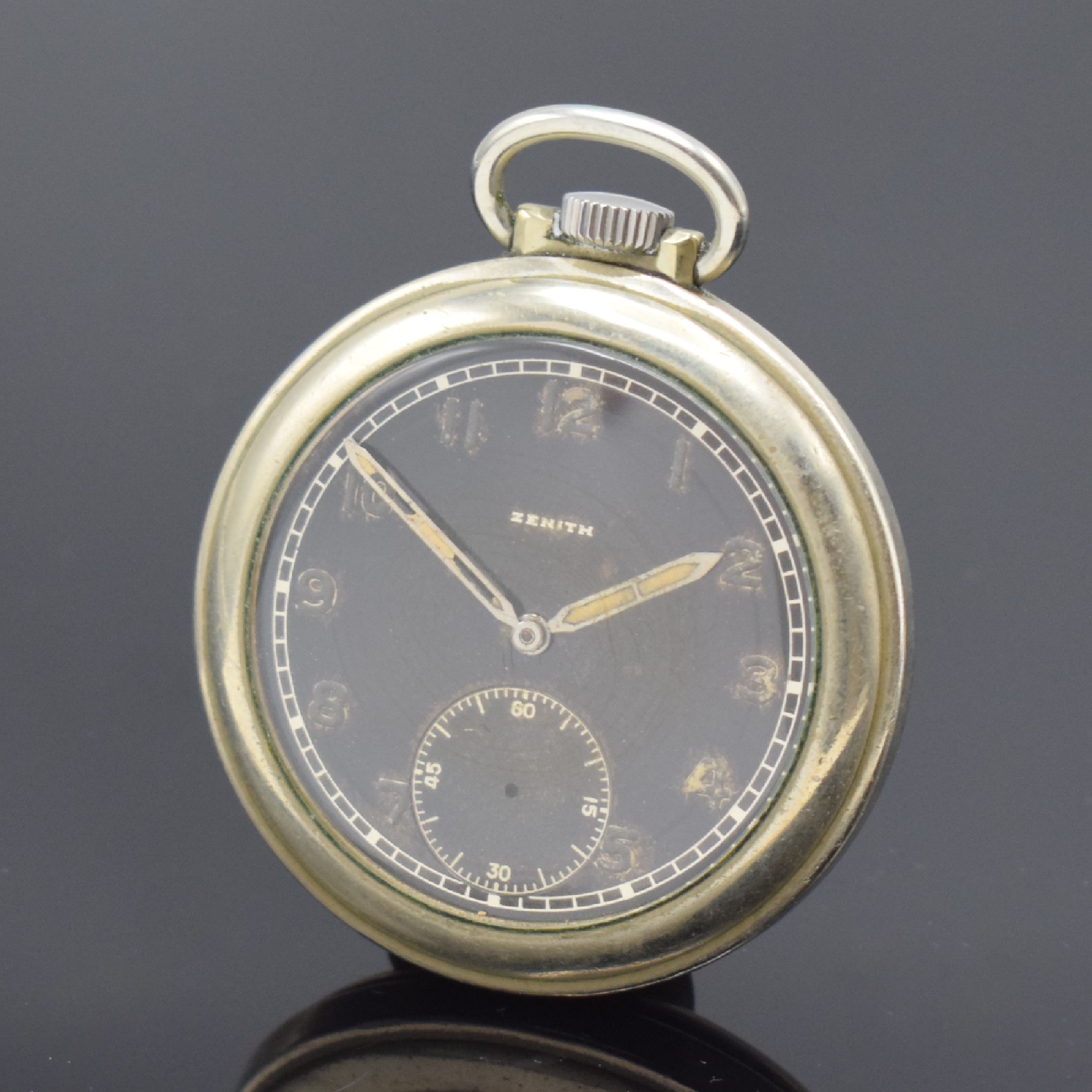 ZENITH Militärtaschenuhr, Schweiz um 1938, Metallgeh., Boden verschr., zus. Staubschutz, schwarzes Kontrastzifferbl., Anz. v. Std. und Min., kl. ...