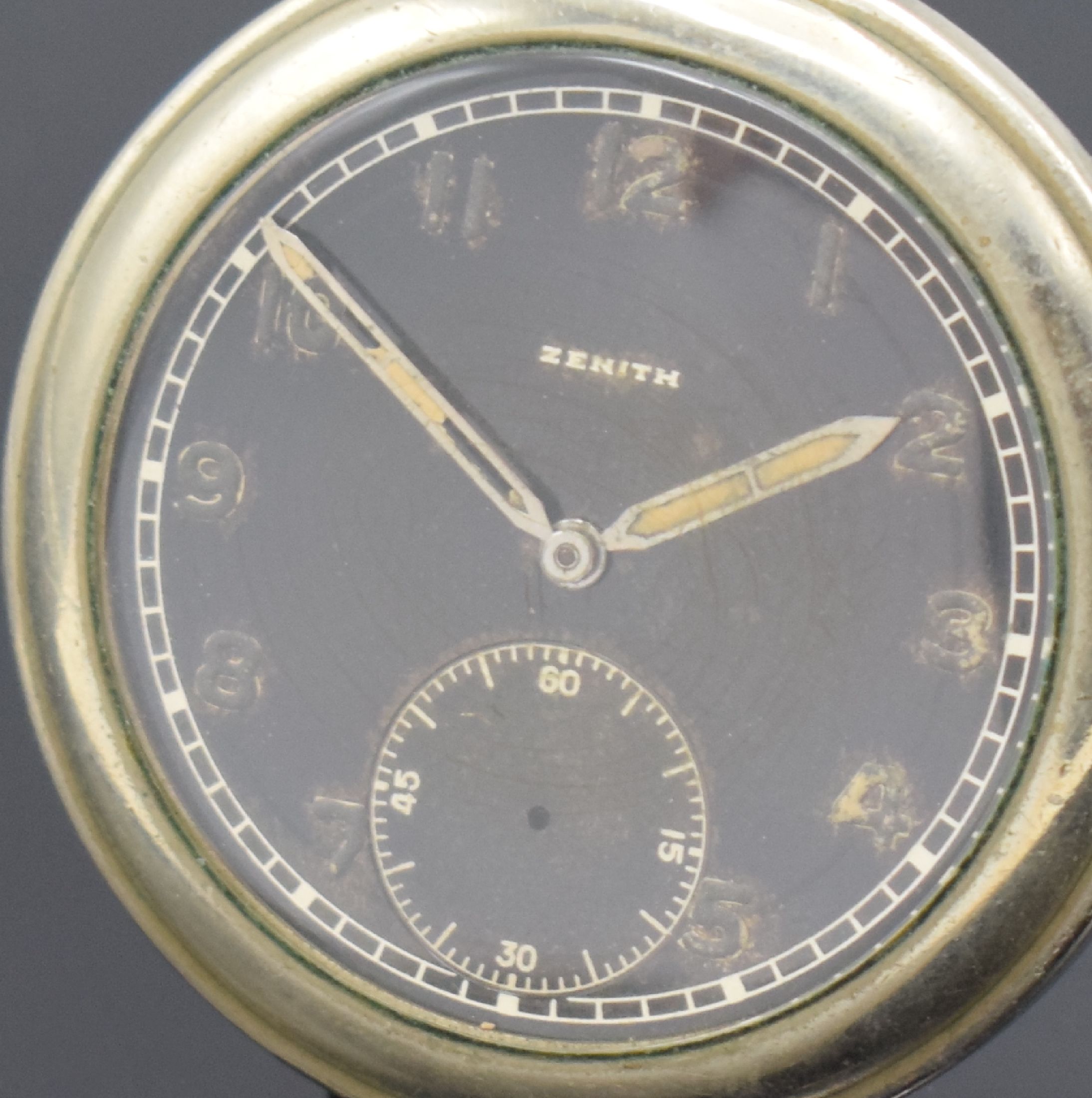 Detail a: ZENITH Militärtaschenuhr, Schweiz um 1938, Metallgeh., Boden verschr., zus. Staubschutz, schwarzes Kontrastzifferbl., Anz. v. Std. und Min., kl. ...