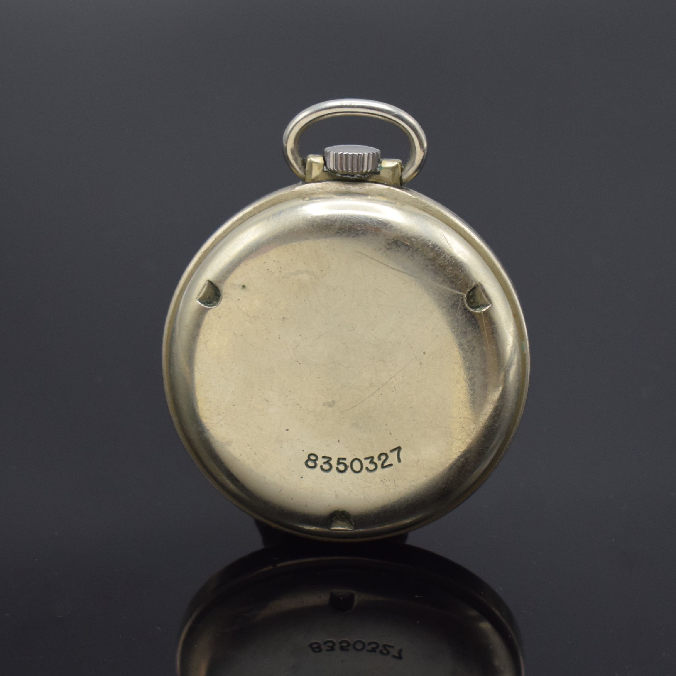 Detail b: ZENITH Militärtaschenuhr, Schweiz um 1938, Metallgeh., Boden verschr., zus. Staubschutz, schwarzes Kontrastzifferbl., Anz. v. Std. und Min., kl. ...