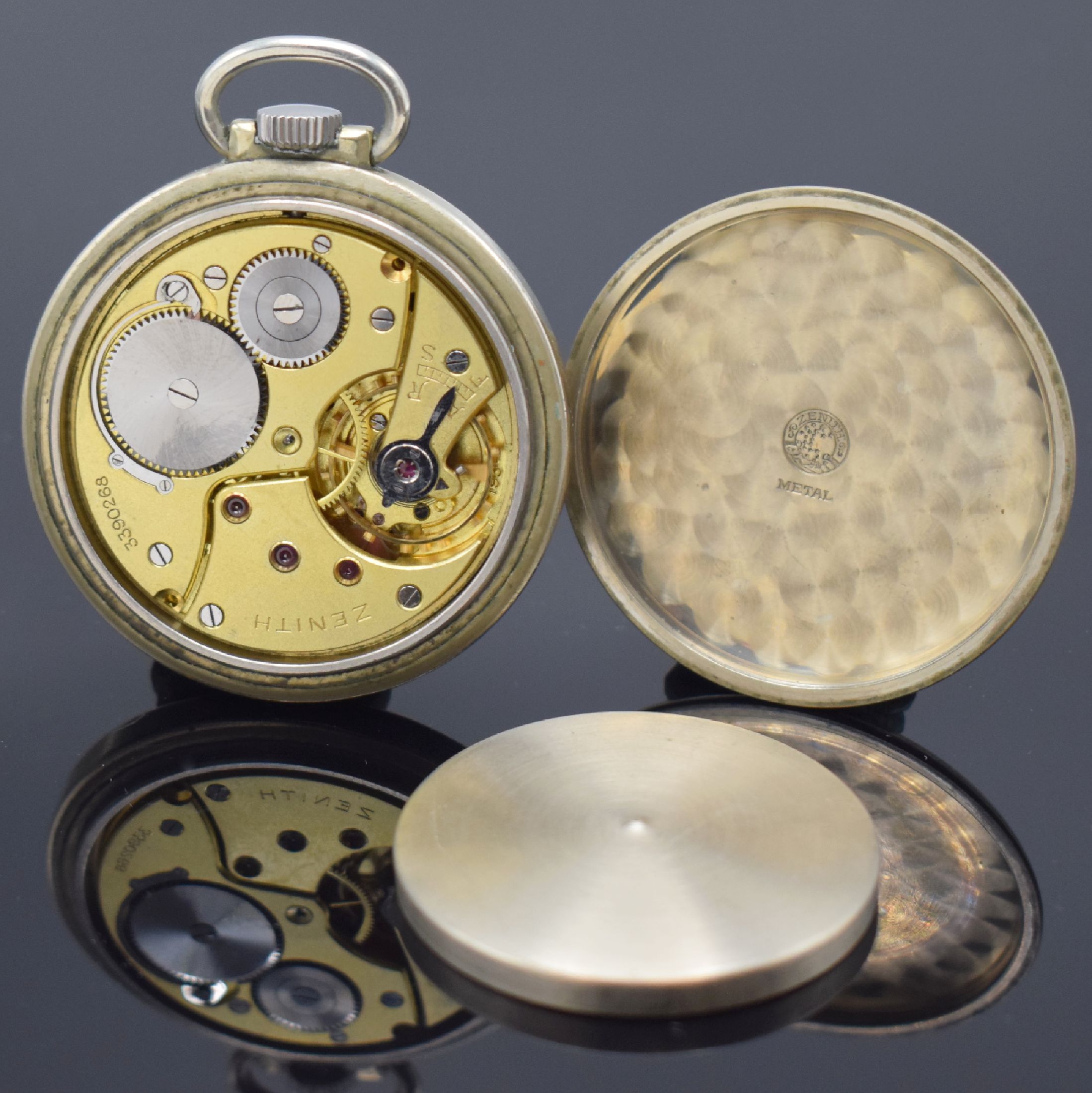 Detail c: ZENITH Militärtaschenuhr, Schweiz um 1938, Metallgeh., Boden verschr., zus. Staubschutz, schwarzes Kontrastzifferbl., Anz. v. Std. und Min., kl. ...