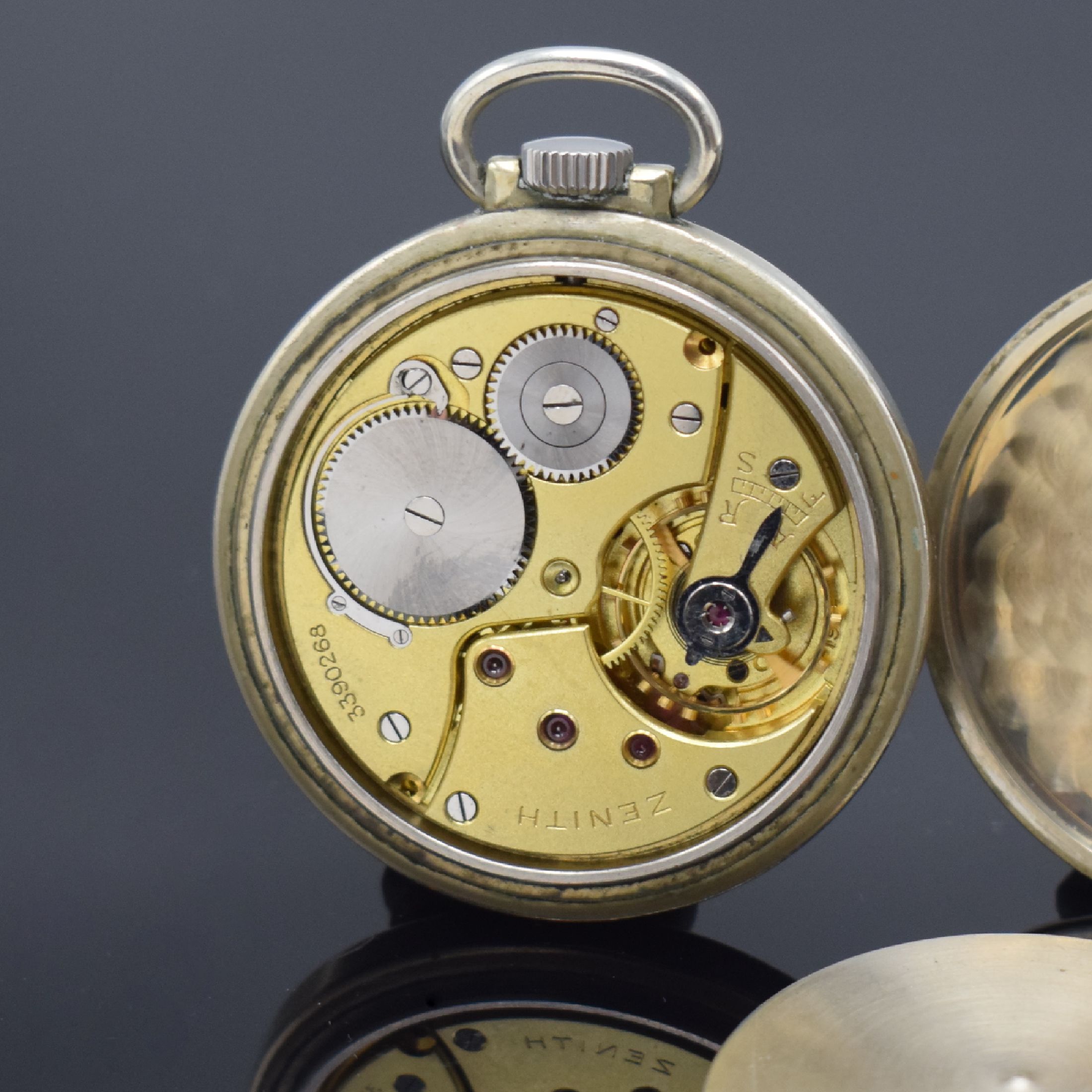 Detail d: ZENITH Militärtaschenuhr, Schweiz um 1938, Metallgeh., Boden verschr., zus. Staubschutz, schwarzes Kontrastzifferbl., Anz. v. Std. und Min., kl. ...
