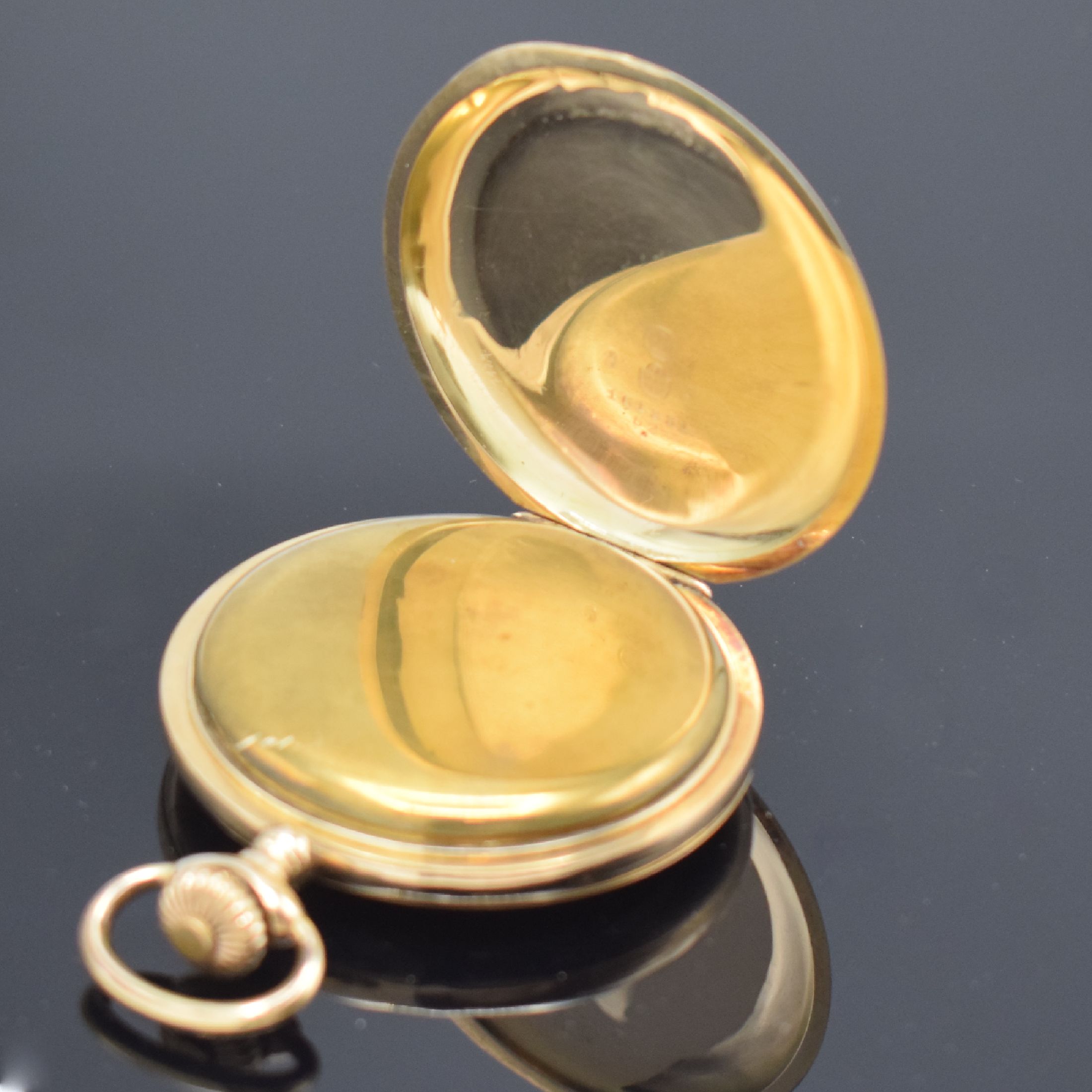 Detail d: Herrensavonette in RG 585/000, Schweiz um 1915, glattes, 2-Deckel Goldgeh. dell., Metallcuvette, Emailzifferbl. m. arab. Zahlen, gold. Zeiger, kl. ...