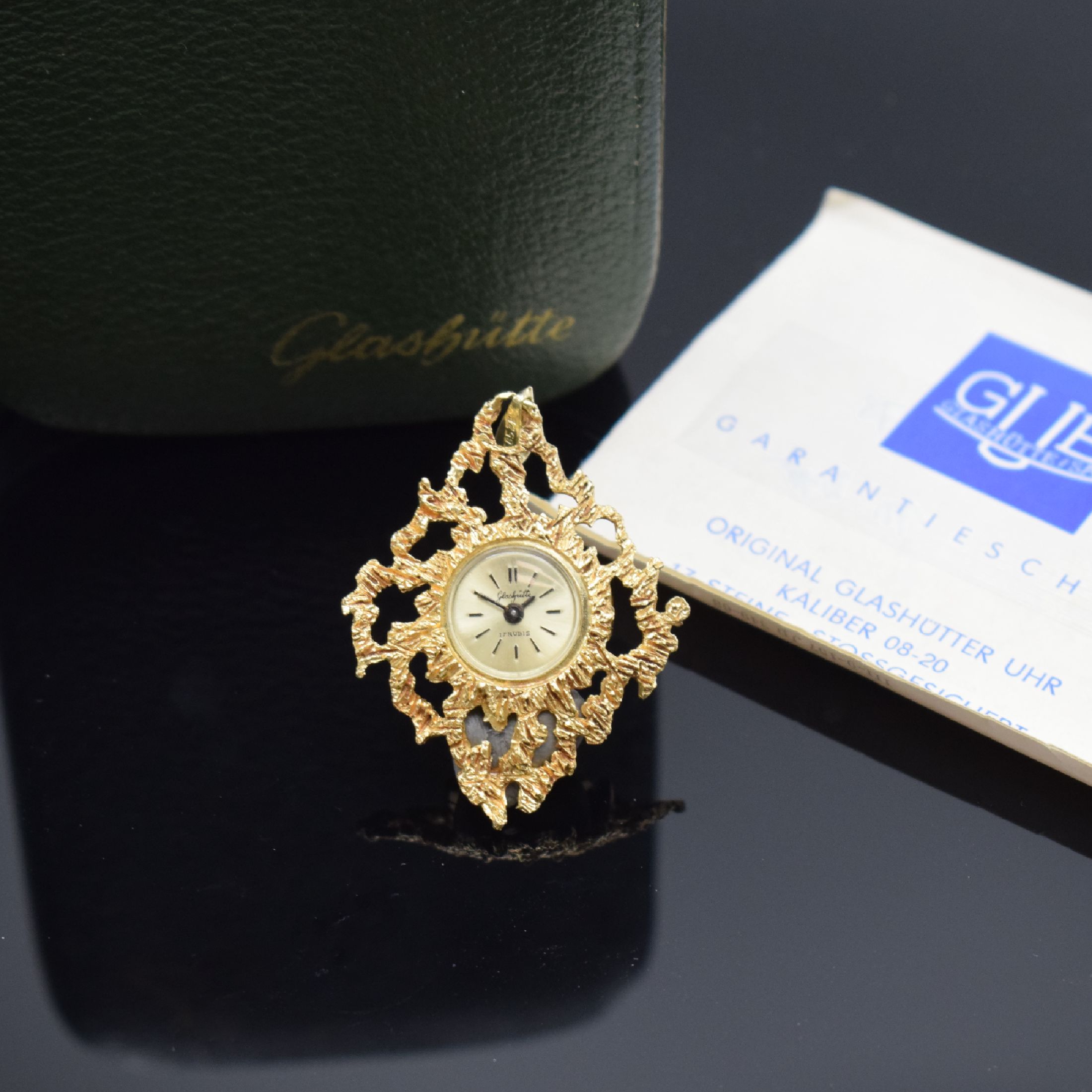 Detail d: GUB GLASHÜTTE Anhängeuhr in GG 585/000, DDR 1970er Jahre, Handaufzug, Boden aufgedr., silb. Zifferbl. m. aufges. Std.-Ind., geschw. Zeiger, sign. ...
