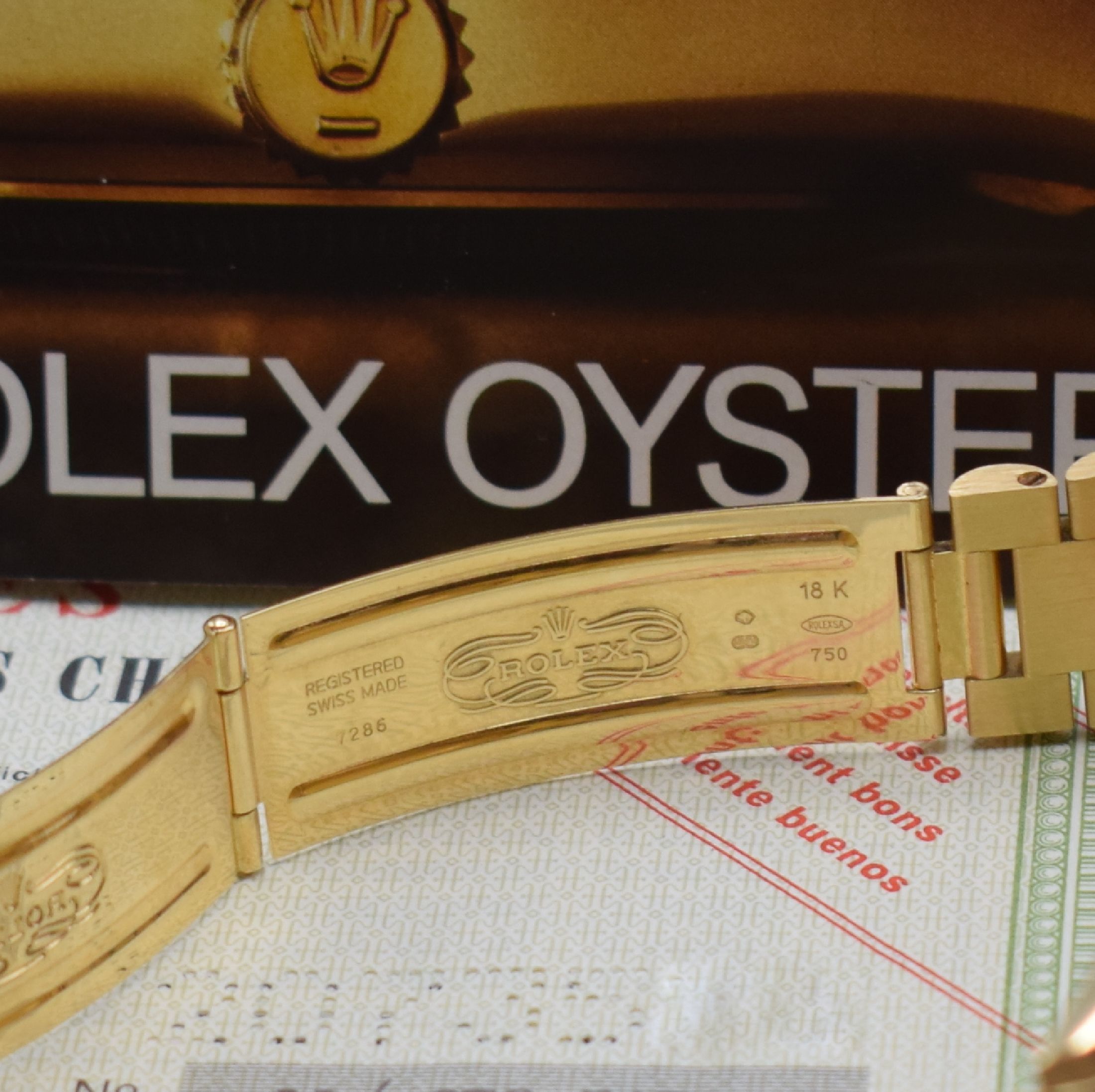 Detail e: ROLEX feine und extrem seltene Herrenarmbanduhr Day-Date mit Stella Burgundy- / Oxblood-Zifferblatt in GG 750/000 inklusive original Papieren ...