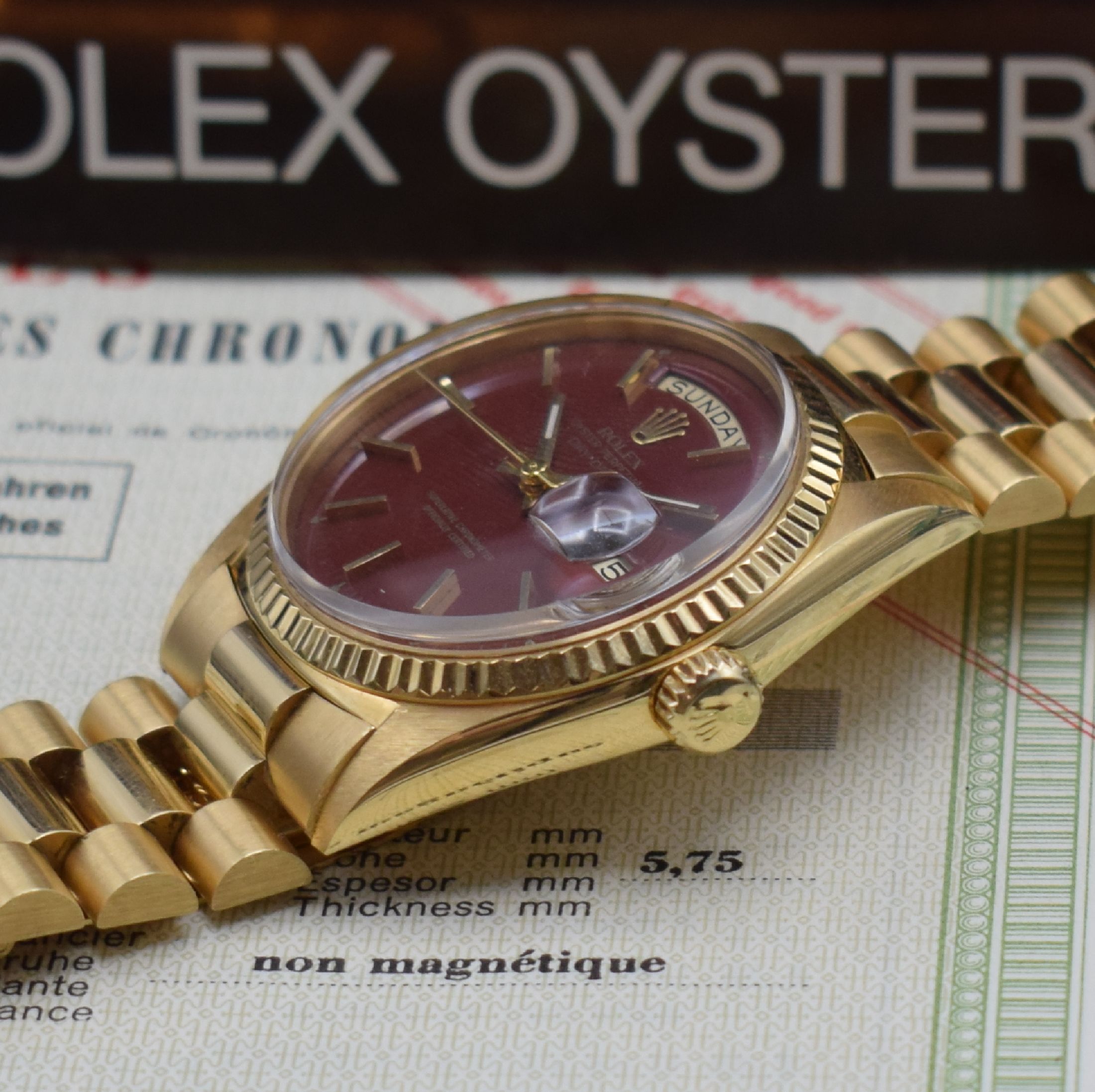 Detail f: ROLEX feine und extrem seltene Herrenarmbanduhr Day-Date mit Stella Burgundy- / Oxblood-Zifferblatt in GG 750/000 inklusive original Papieren ...