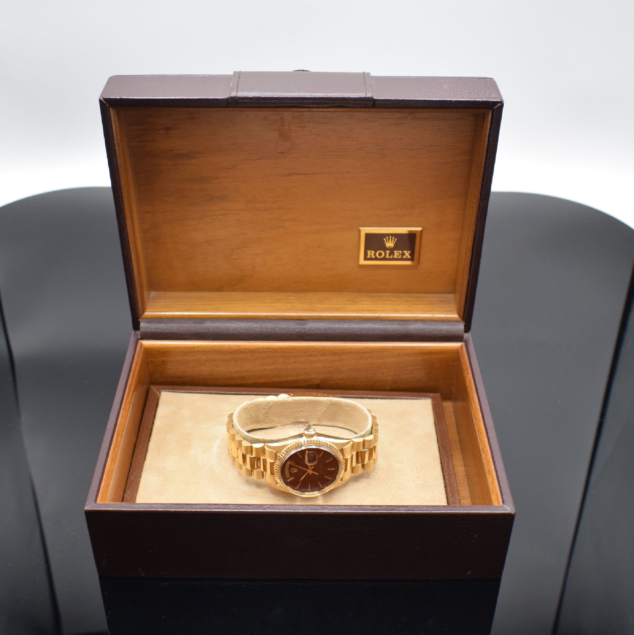 Detail h: ROLEX feine und extrem seltene Herrenarmbanduhr Day-Date mit Stella Burgundy- / Oxblood-Zifferblatt in GG 750/000 inklusive original Papieren ...