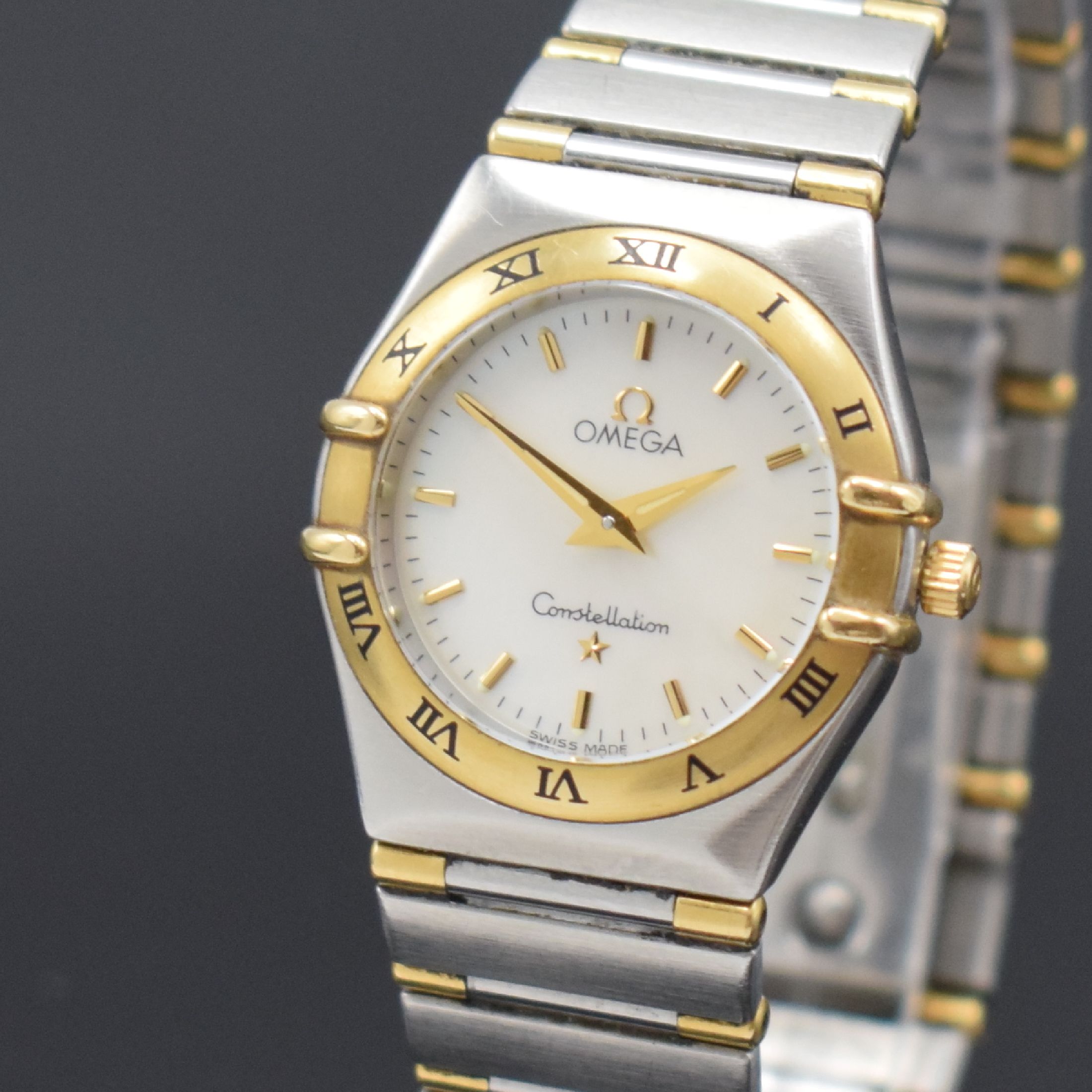Detail a: OMEGA Damenarmbanduhr Serie Constellation Referenz 795.1021, Schweiz um 2000, Edelstahl/Gold kombiniert inkl. Gliederband m. Faltschl., Boden m. ...