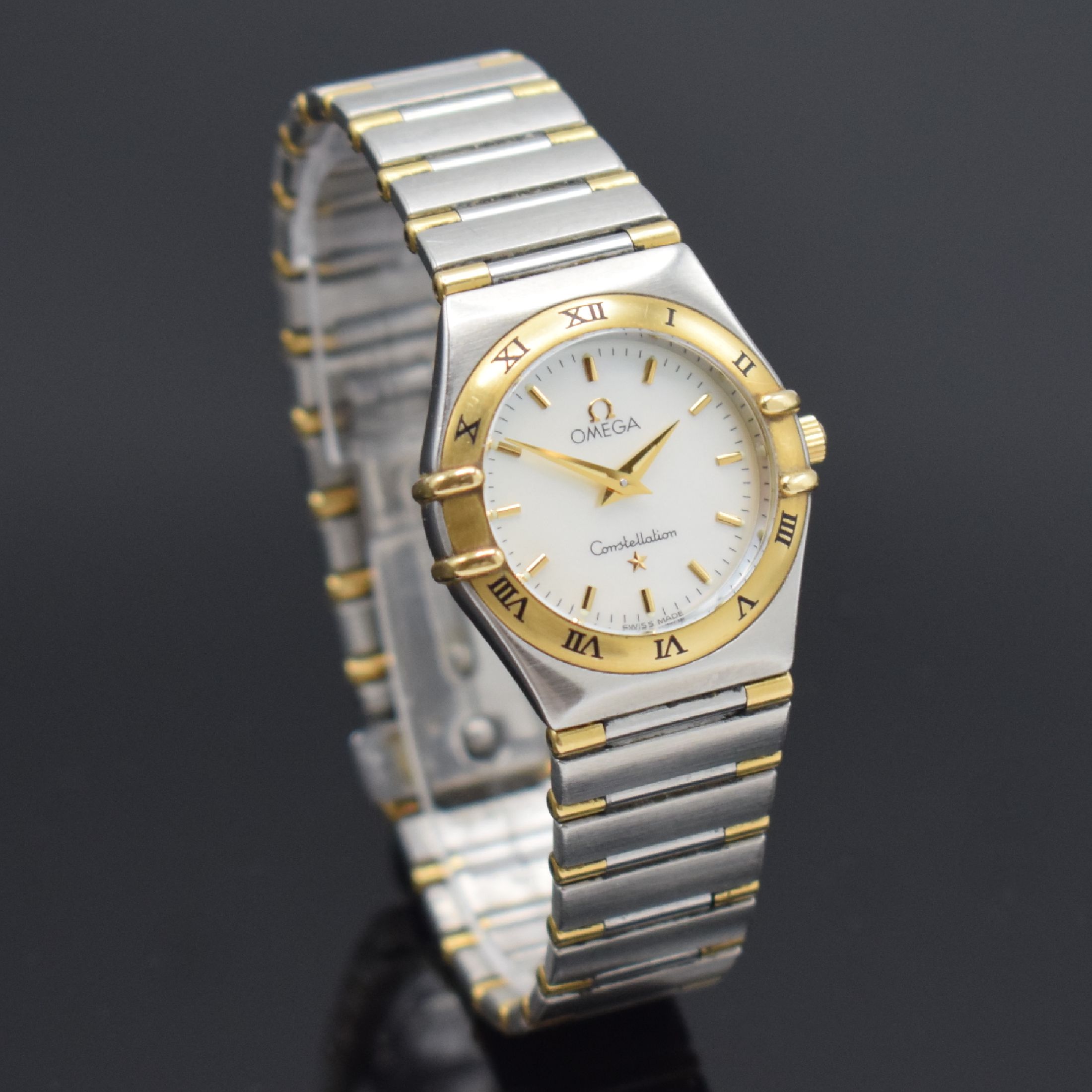 Detail b: OMEGA Damenarmbanduhr Serie Constellation Referenz 795.1021, Schweiz um 2000, Edelstahl/Gold kombiniert inkl. Gliederband m. Faltschl., Boden m. ...