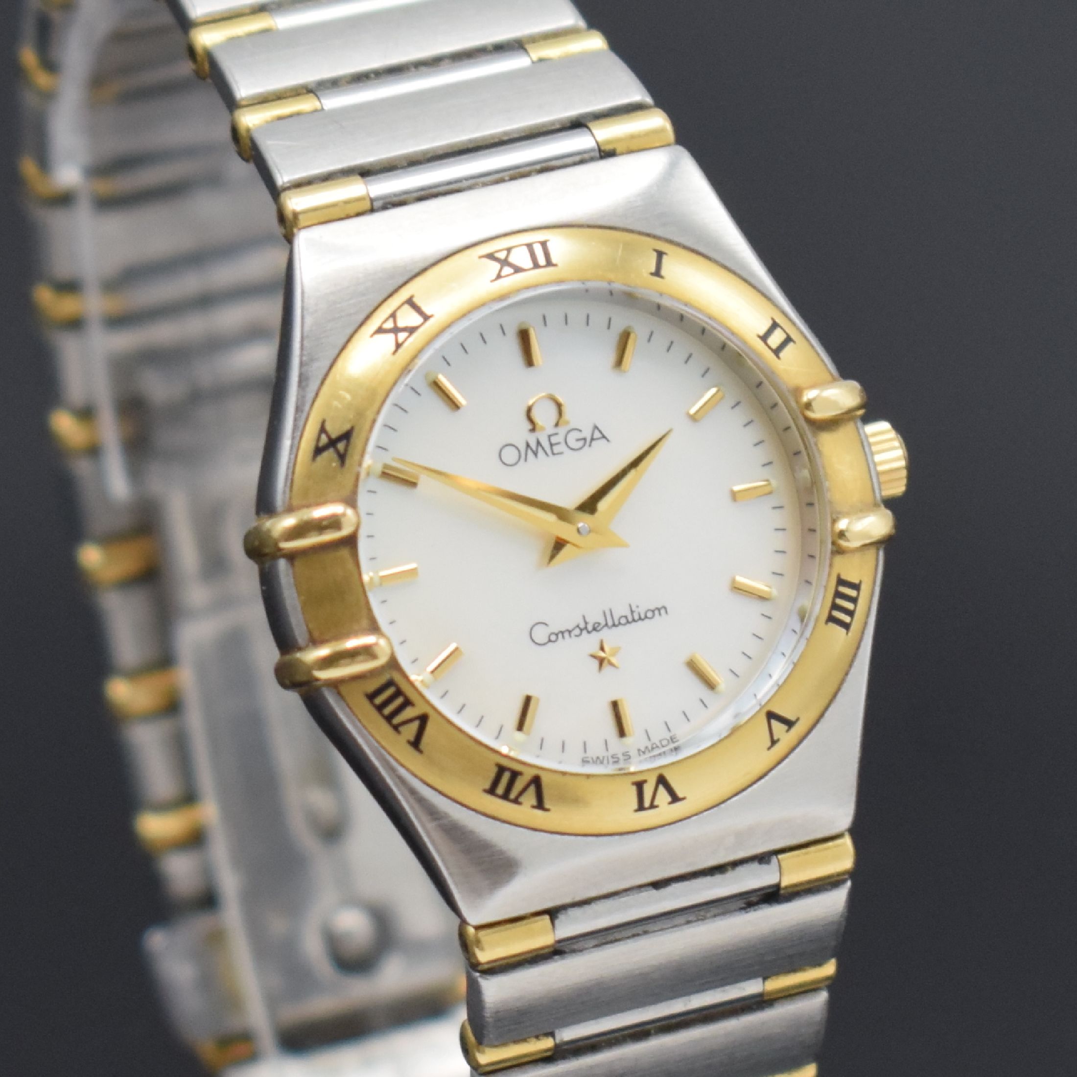 Detail c: OMEGA Damenarmbanduhr Serie Constellation Referenz 795.1021, Schweiz um 2000, Edelstahl/Gold kombiniert inkl. Gliederband m. Faltschl., Boden m. ...