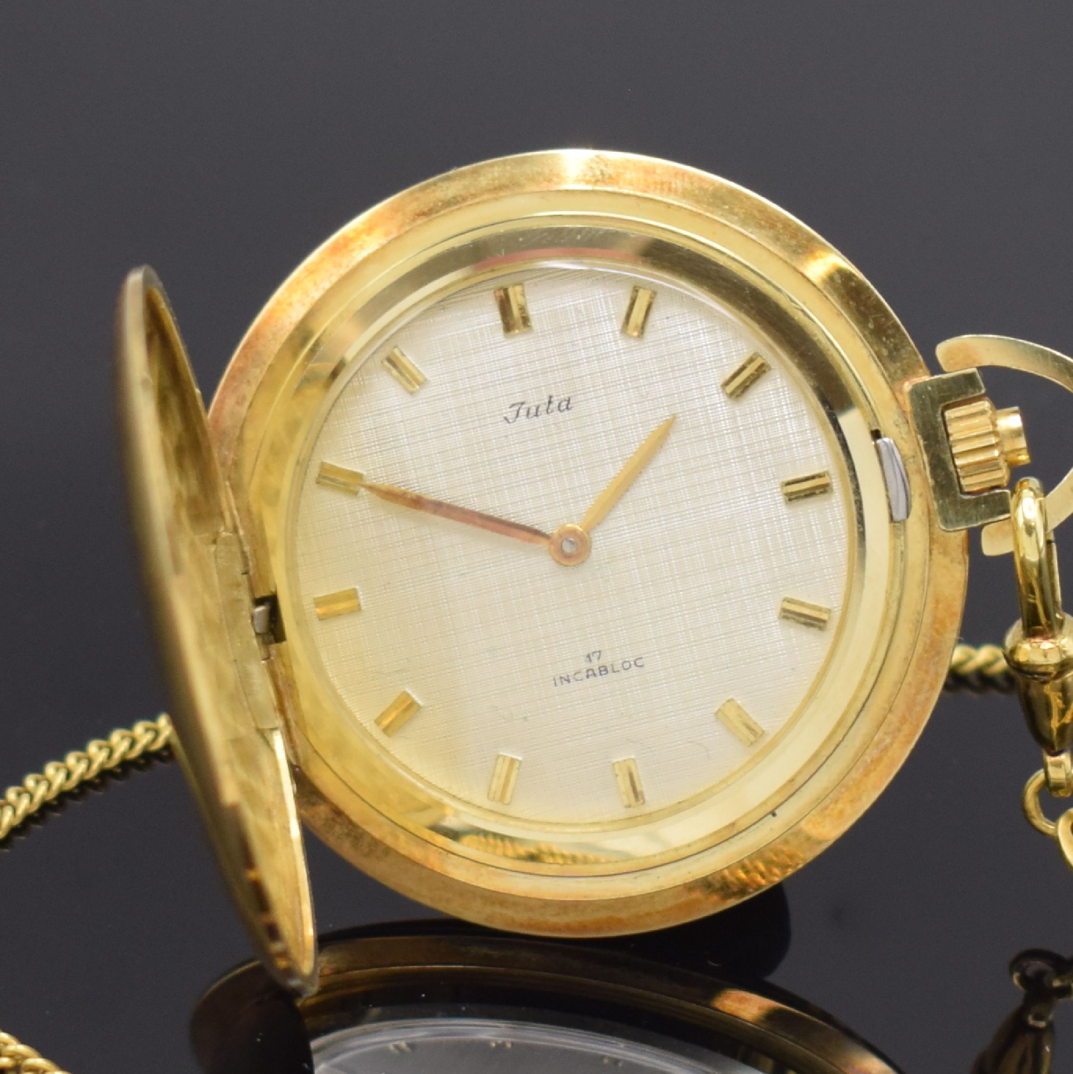 Detail a: JUTA Savonette Frackuhr in GG 585/000 an GG 585/000 Kette, Deutschland um 1965, Handaufzug, Boden aufgedr., silb. Strukturzifferbl. m. aufges. ...