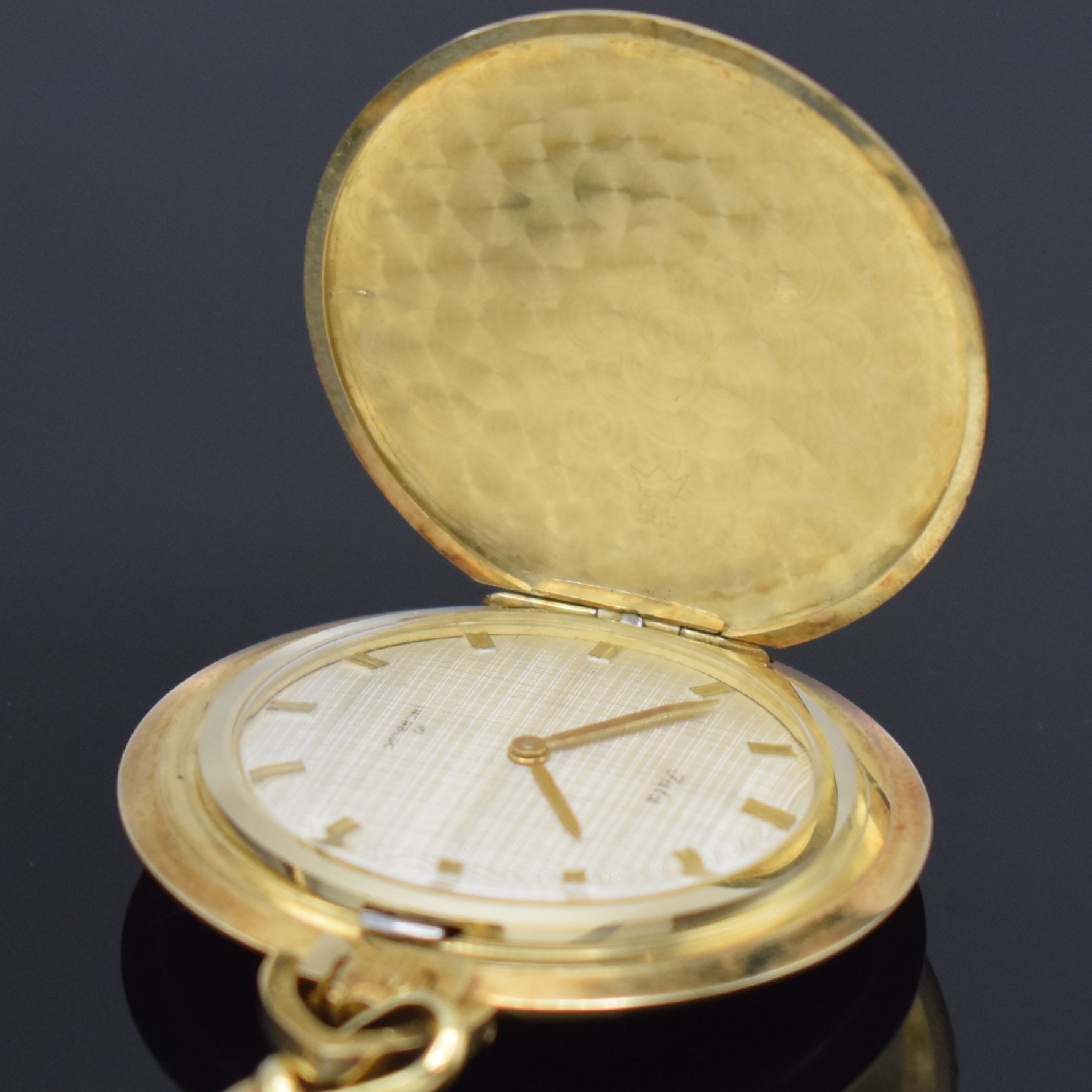 Detail c: JUTA Savonette Frackuhr in GG 585/000 an GG 585/000 Kette, Deutschland um 1965, Handaufzug, Boden aufgedr., silb. Strukturzifferbl. m. aufges. ...