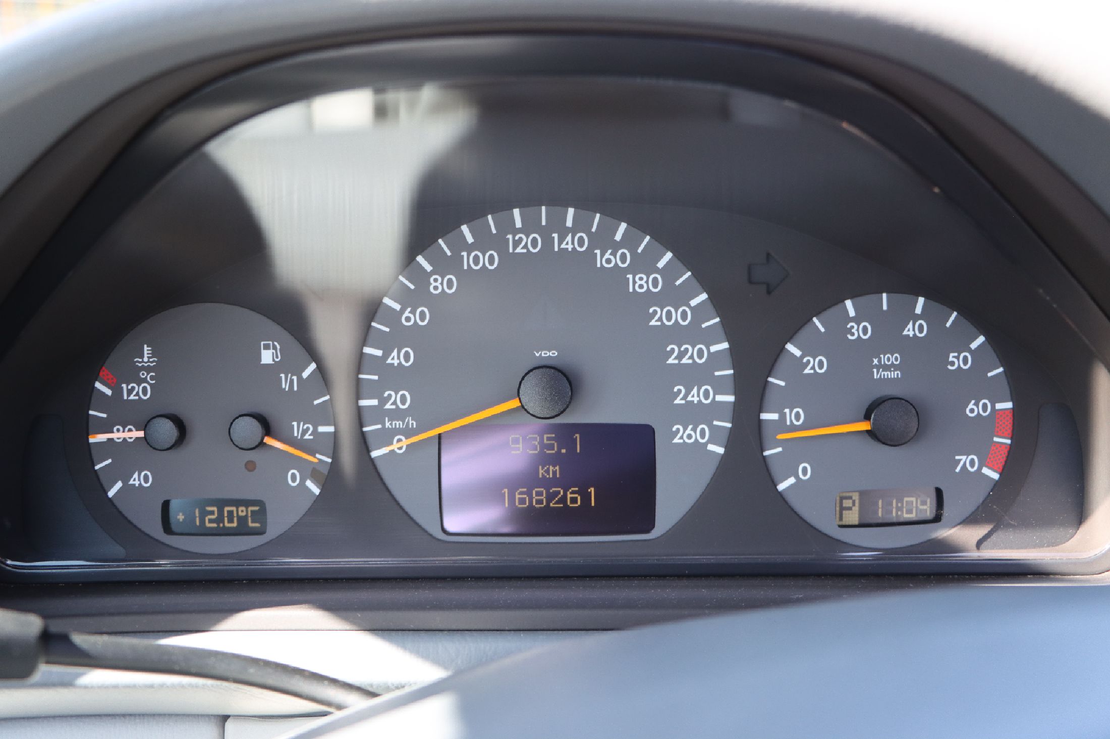 Detail i: Mercedes-Benz CLK 320 Avantgard Cabriolet, Fahrgestellnummer: WDB2084651T034399, EZ 03/2000, Laufleistung ca. 168.300 km abgelesen, HU 04/2024, 160 ...