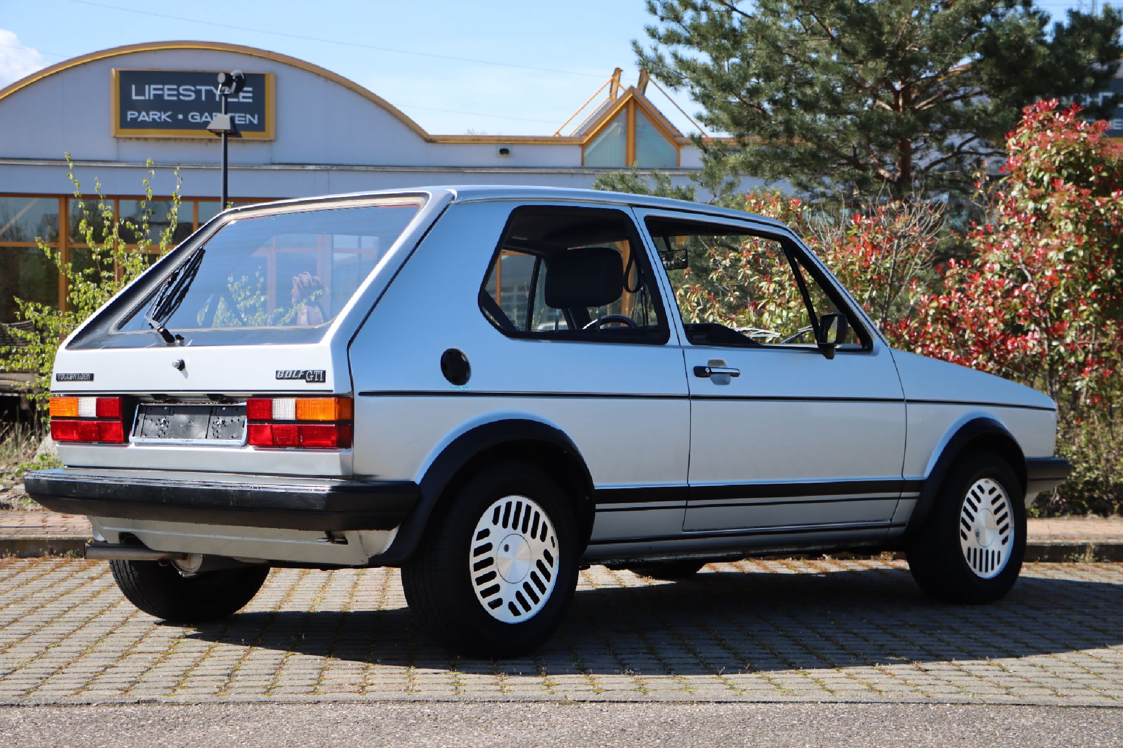 Detail b: VW 1er Golf GTI, Fahrgestellnummer: WVWZZZ17ZDW654014, EZ 11/1983, 1. Hand, Laufleistung ca. 140.000 km abgelesen, HU 02/2025, H zulassungsfähig, 82 ...