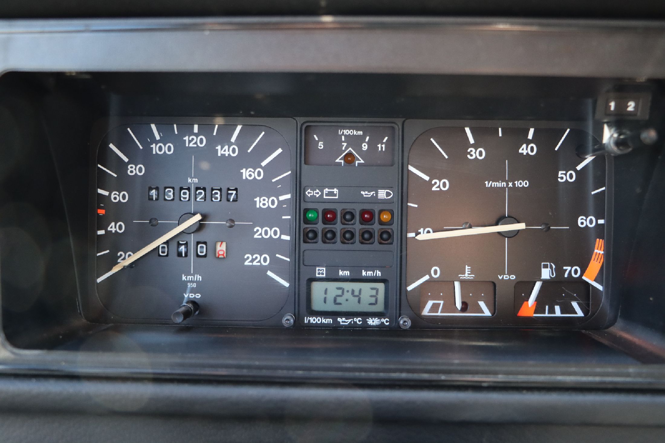 Detail e: VW 1er Golf GTI, Fahrgestellnummer: WVWZZZ17ZDW654014, EZ 11/1983, 1. Hand, Laufleistung ca. 140.000 km abgelesen, HU 02/2025, H zulassungsfähig, 82 ...