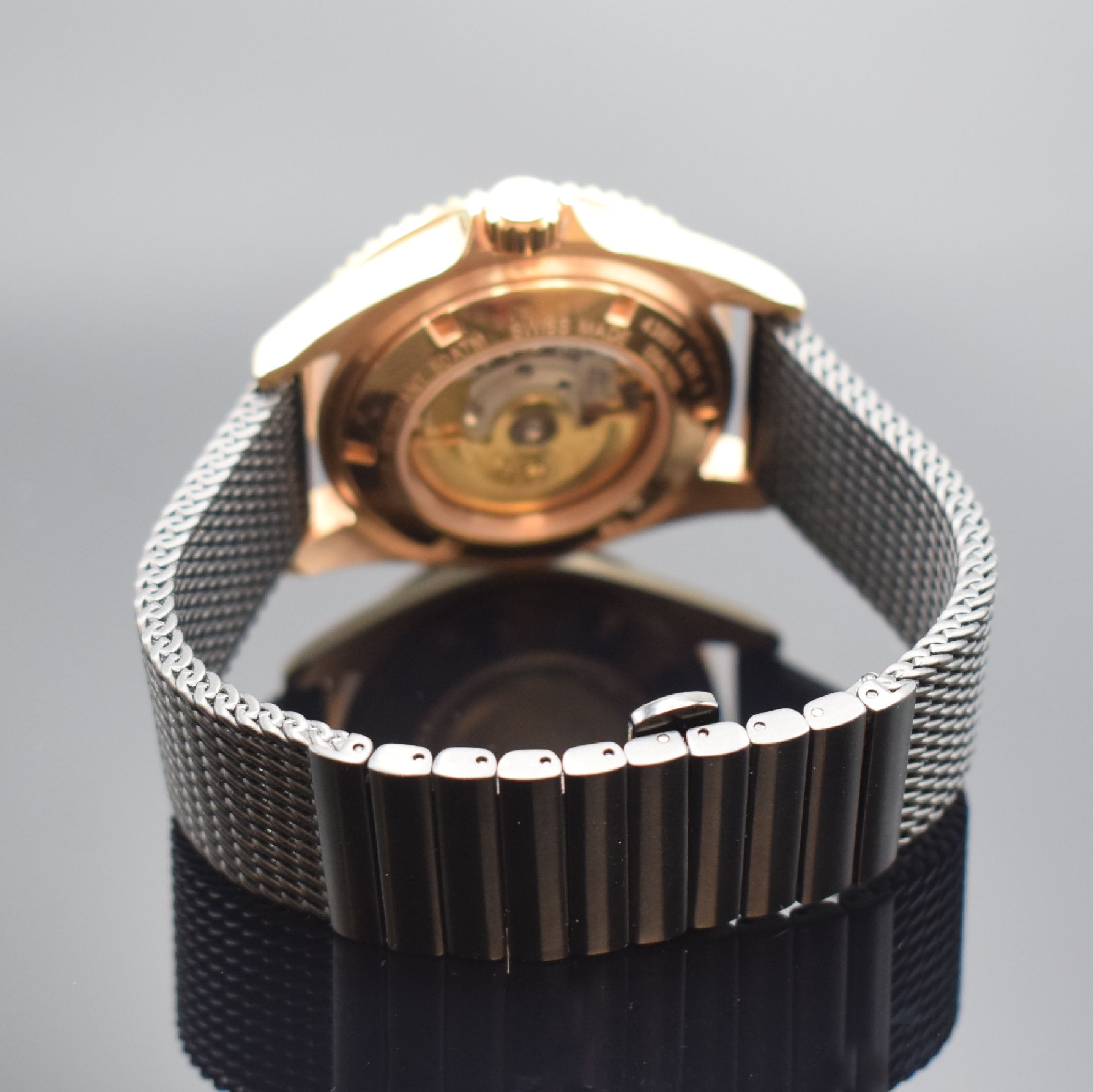 Detail b: DELMA Santiago Day Date auf 100 Stück limitierte Herrenarmbanduhr Referenz 43801.696.6, Schweiz um 2019, Automatik, verg. Geh. beids. vergl., ...