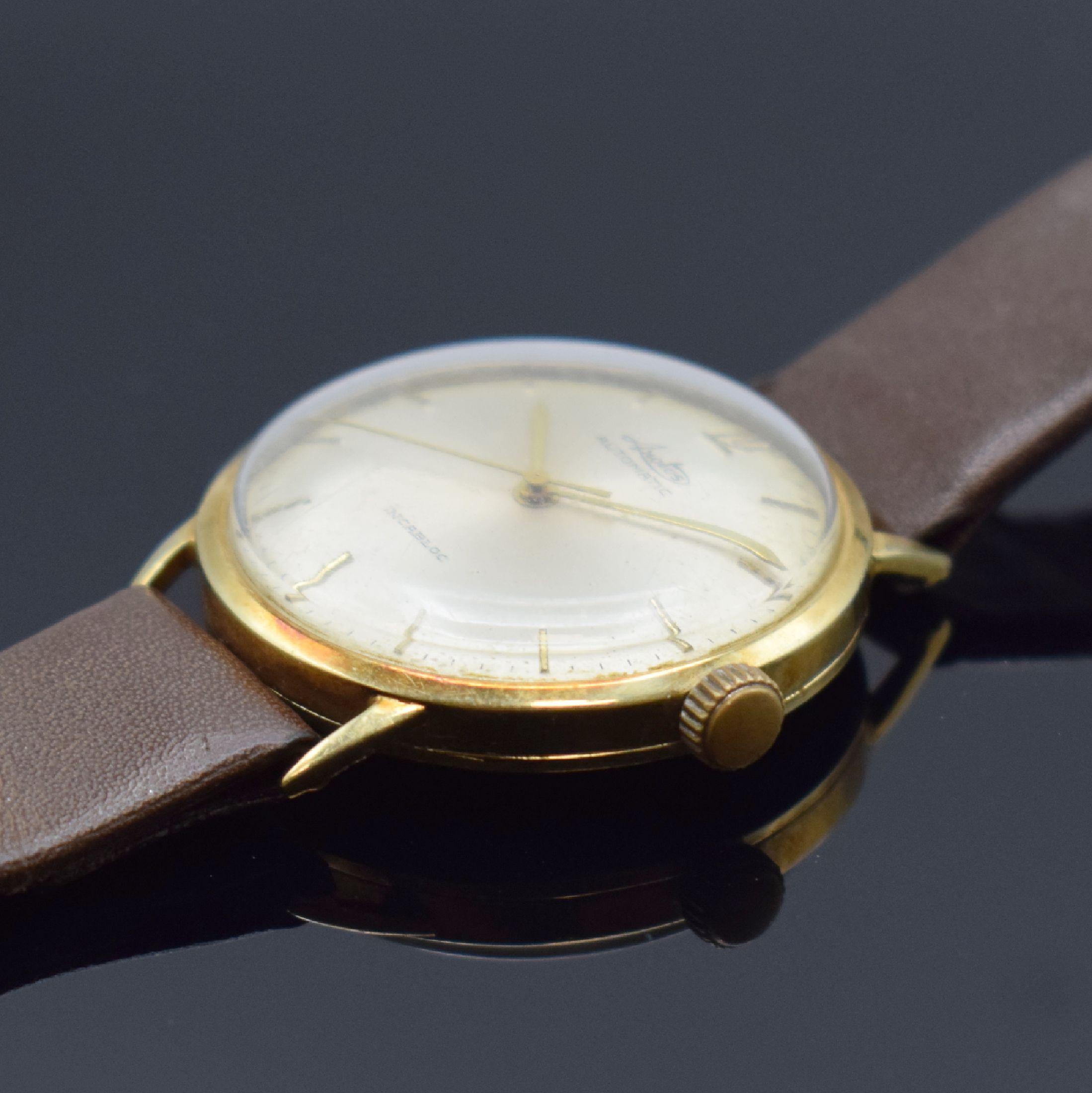 Detail b: ARCTOS Armbanduhr in GG 585/000, Automatik, Schweiz um 1966, 2-teil. Geh. l. dell., Boden mit Widmungsgravur aufgedr., silb. Zifferbl. m. aufgel. ...