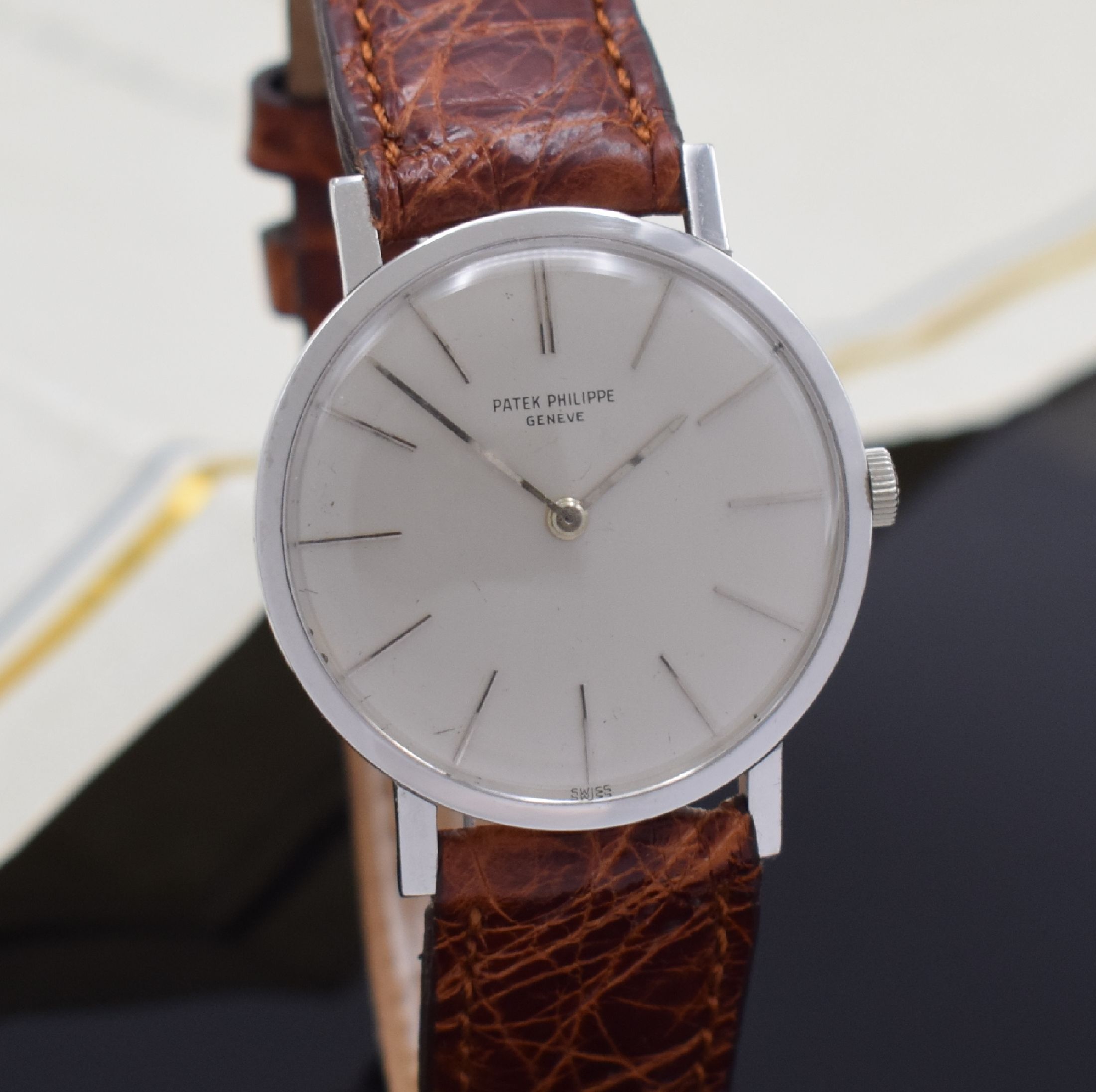 Detail c: PATEK PHILIPPE Armbanduhr in WG 750/000 Referenz 3426, Schweiz 07/1962, Handaufzug, 3-teil. Gehäuse, Boden und Glasrand aufgedr., silb. Zifferbl. m. ...