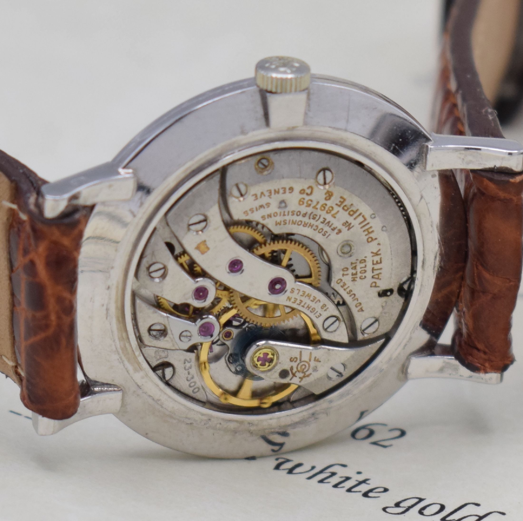 Detail e: PATEK PHILIPPE Armbanduhr in WG 750/000 Referenz 3426, Schweiz 07/1962, Handaufzug, 3-teil. Gehäuse, Boden und Glasrand aufgedr., silb. Zifferbl. m. ...