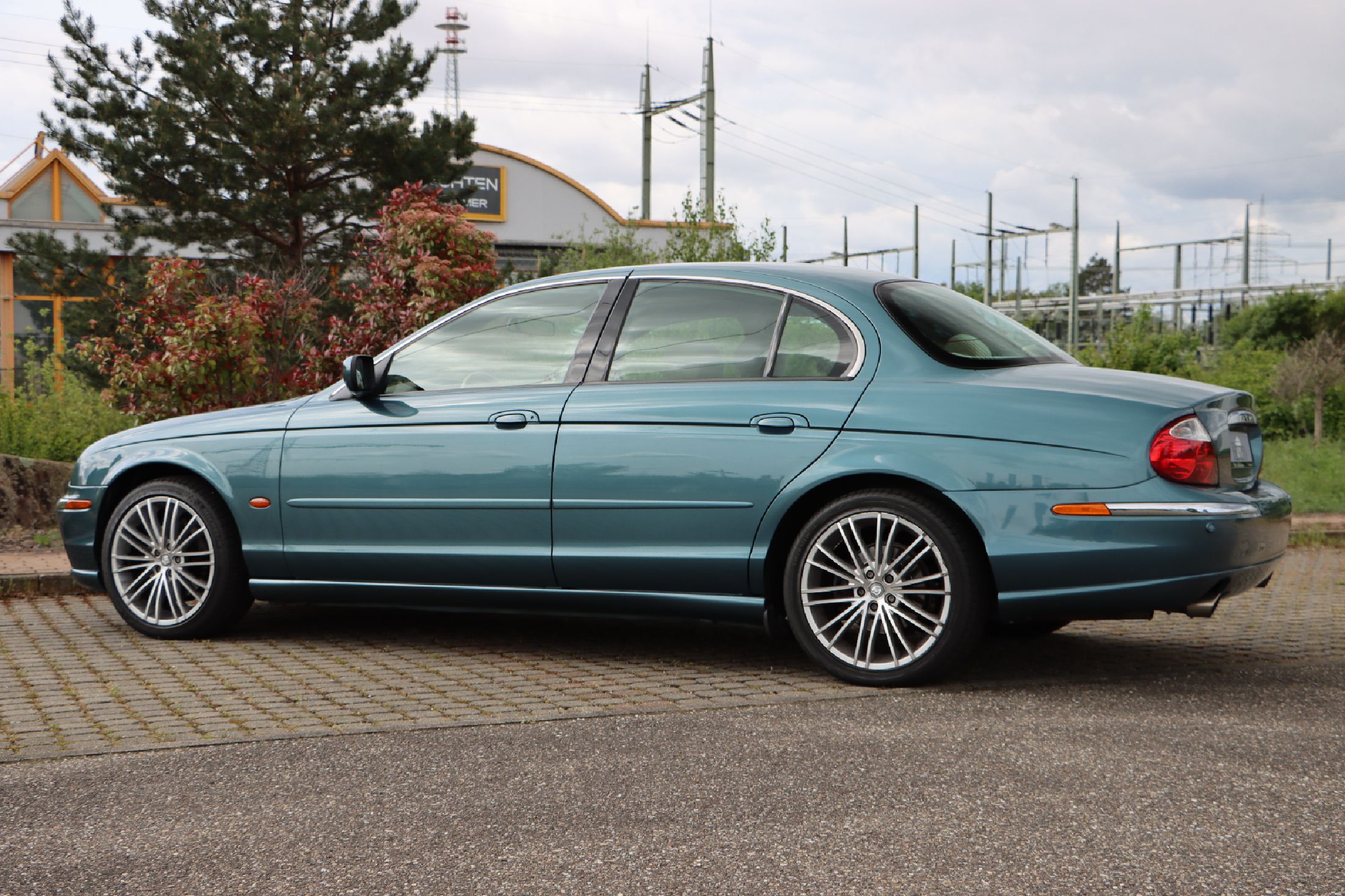 Detail b: Jaguar S-Type CCX, Fahrgestellnummer: SAJAA02E2YFL55000, EZ 02/2000, Laufleistung ca. 125.000 km abgelesen, HU 03/2024, 175 kW/238 PS, 6 Zylinder, ...