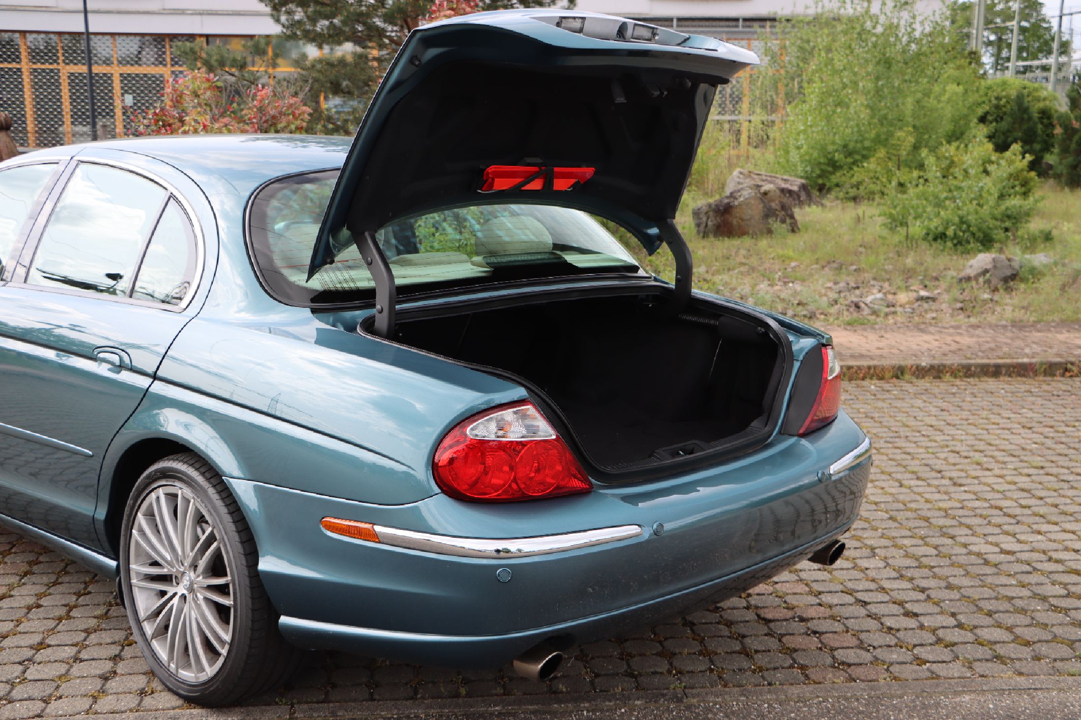 Detail c: Jaguar S-Type CCX, Fahrgestellnummer: SAJAA02E2YFL55000, EZ 02/2000, Laufleistung ca. 125.000 km abgelesen, HU 03/2024, 175 kW/238 PS, 6 Zylinder, ...