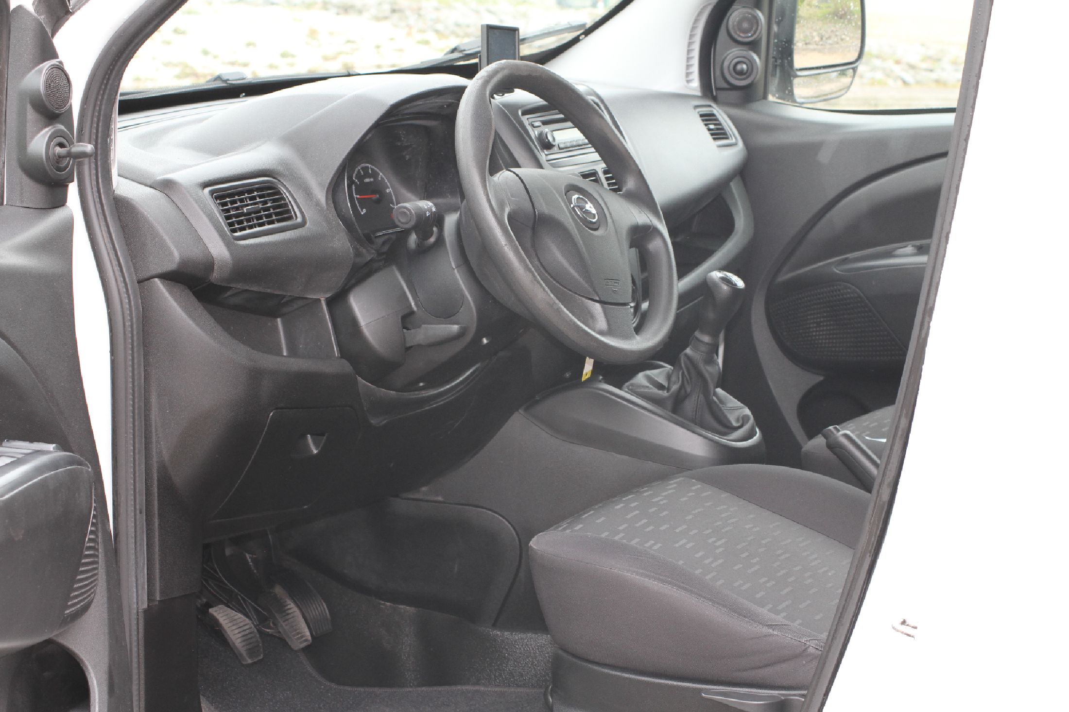 Detail e: Opel Combo, Fahrgestellnummer: W0L6ZYC1AD9537683, EZ 11/2013, 1. Hand, Laufleistung ca. 151.220 km abgelesen, HU 01/2024, 66 kW/90 PS, 5-Gang ...