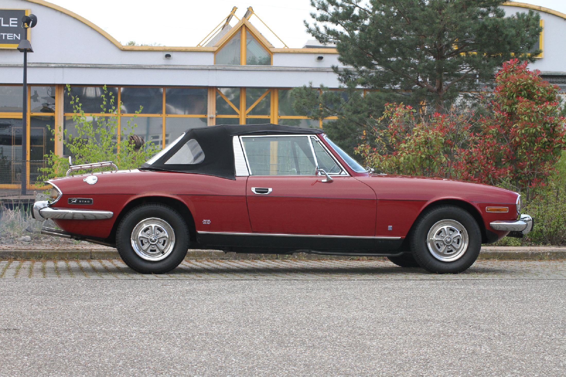 Detail b: Triumph Stag, Fahrgestellnummer: LD21233BW, EZ 07/1973, Fahrzeughalter unbekannt - ein Eintrag im KFZ Brief, Laufleistung ca. 57.150 meilen ...