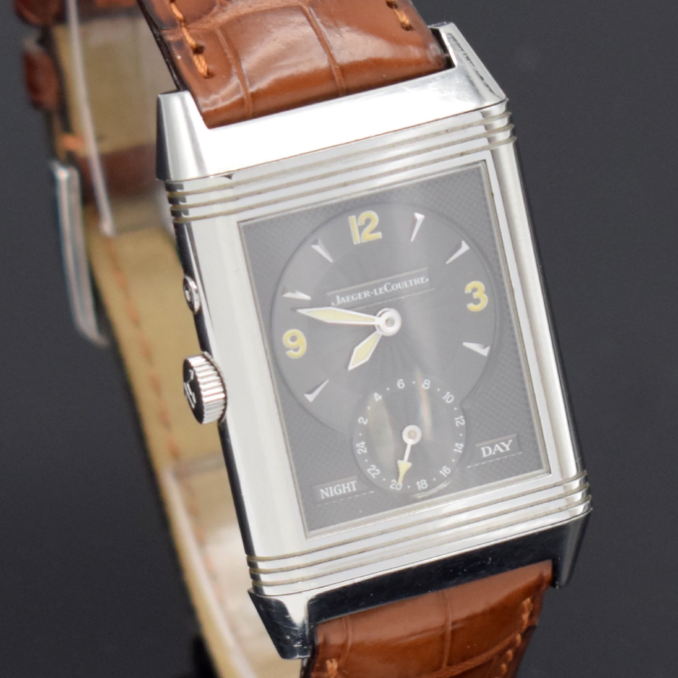 Detail e: Jaeger-LeCoultre Reverso Duoface Herrenarmbanduhr in Edelstahl Referenz 270.8.54, Schweiz um 2000, Handaufzug, Wendegehäuse, beids. Zeitanzeige, ...