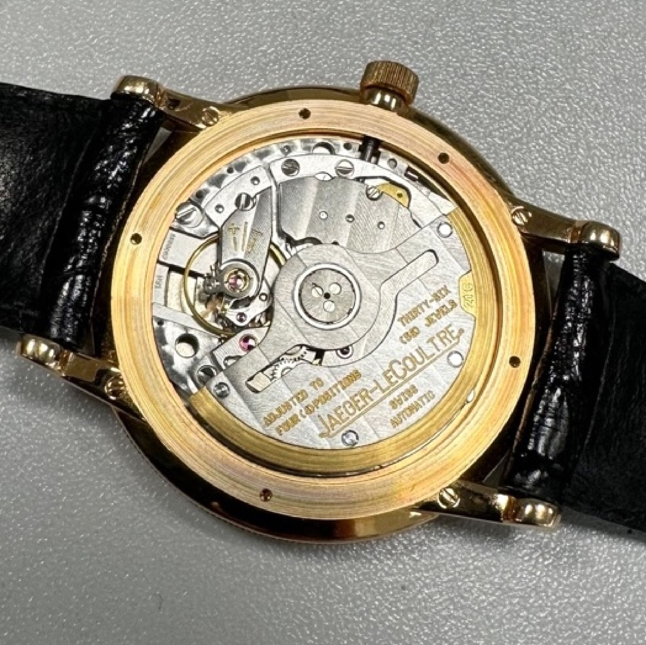 Detail g: Jaeger-LeCoultre Herrenarmbanduhr Modell Gentilhomme Referenz 155.2.9 in RG 750/000, Schweiz um 1993, massives Goldgeh. inkl. orig. Lederband m. ...